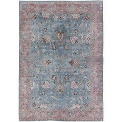 Antiker persischer Täbris-Teppich in Himmelblau und Hellrosa mit Taupe-Blumenmotiven
