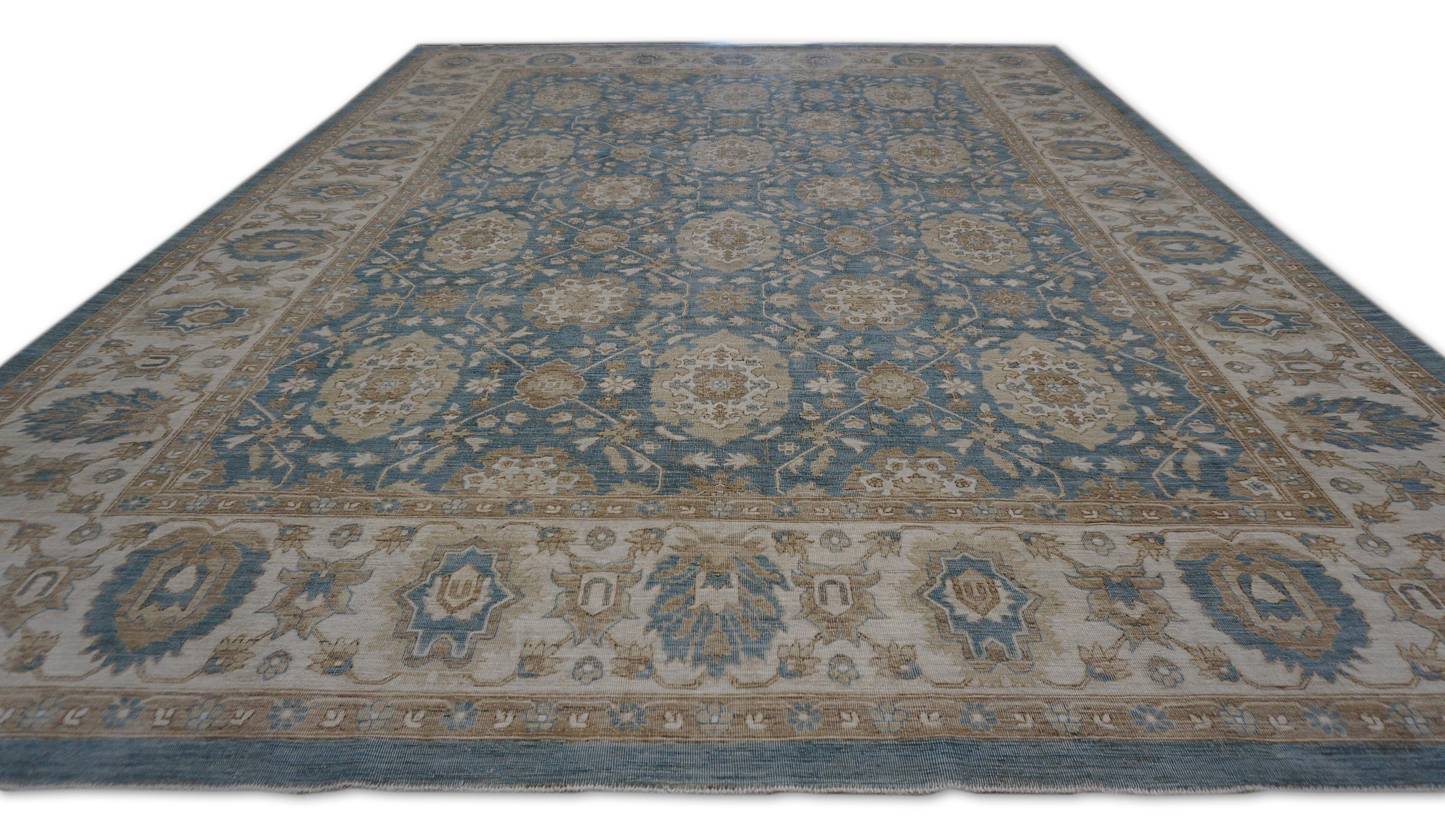 Ce tapis en laine noué de main de maître présente un design inspiré de l'Eleg Mahal, réputé pour sa symétrie, son élégance et son influence persane historique. Le motif répétitif de médaillons floraux stylisés et de palmettes se déploie sur un champ