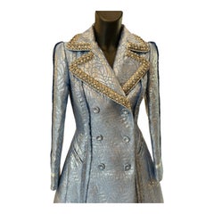 Manteau Moschino bleu ciel orné de strass gris
