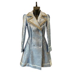 Manteau Moschino bleu ciel orné de strass gris