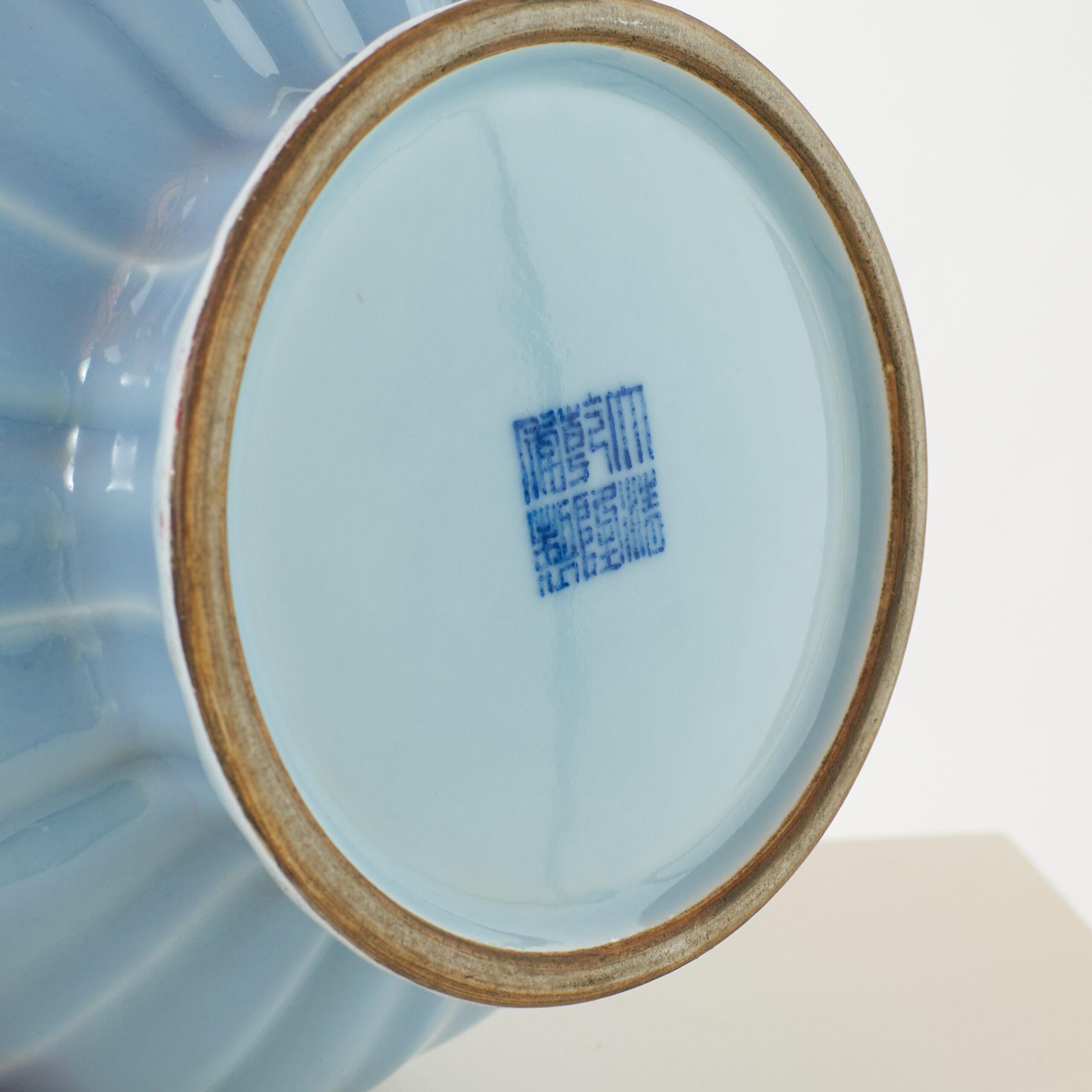 Himmelblau glasierte Vase in Melonenform

Eine himmelblaue Porzellanvase in Melonenform im Stil der Qianlong-Periode mit kugelförmigem Korpus und vertikalen kannelierten Segmenten, die in einen schlanken Hals mit ausgestelltem Rand münden. Es trägt