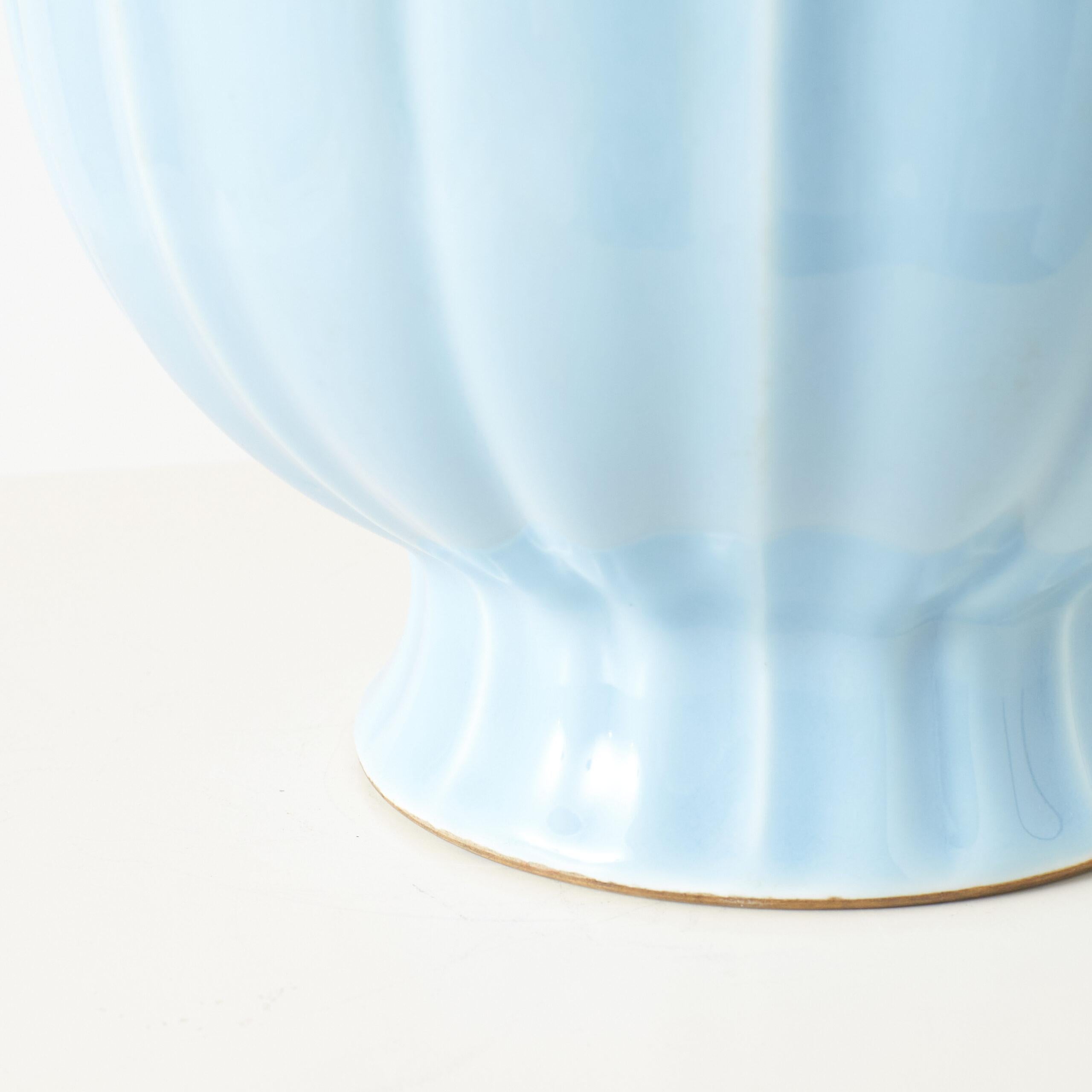 Himmelblau glasierte Vase in Melonenform (Glasiert) im Angebot
