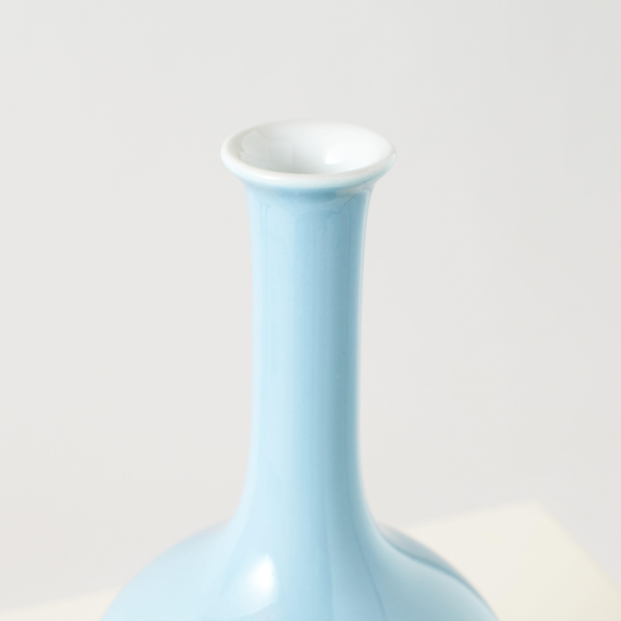 Himmelblau glasierte Vase mit langem Hals

Eine kugelförmige Vase mit langem Hals und leicht ausgestelltem Rand, außen mit himmelblauer Glasur und innen mit weißem Kontrast. Die glatte, glänzende Oberfläche unterstreicht die runde, ausgewogene