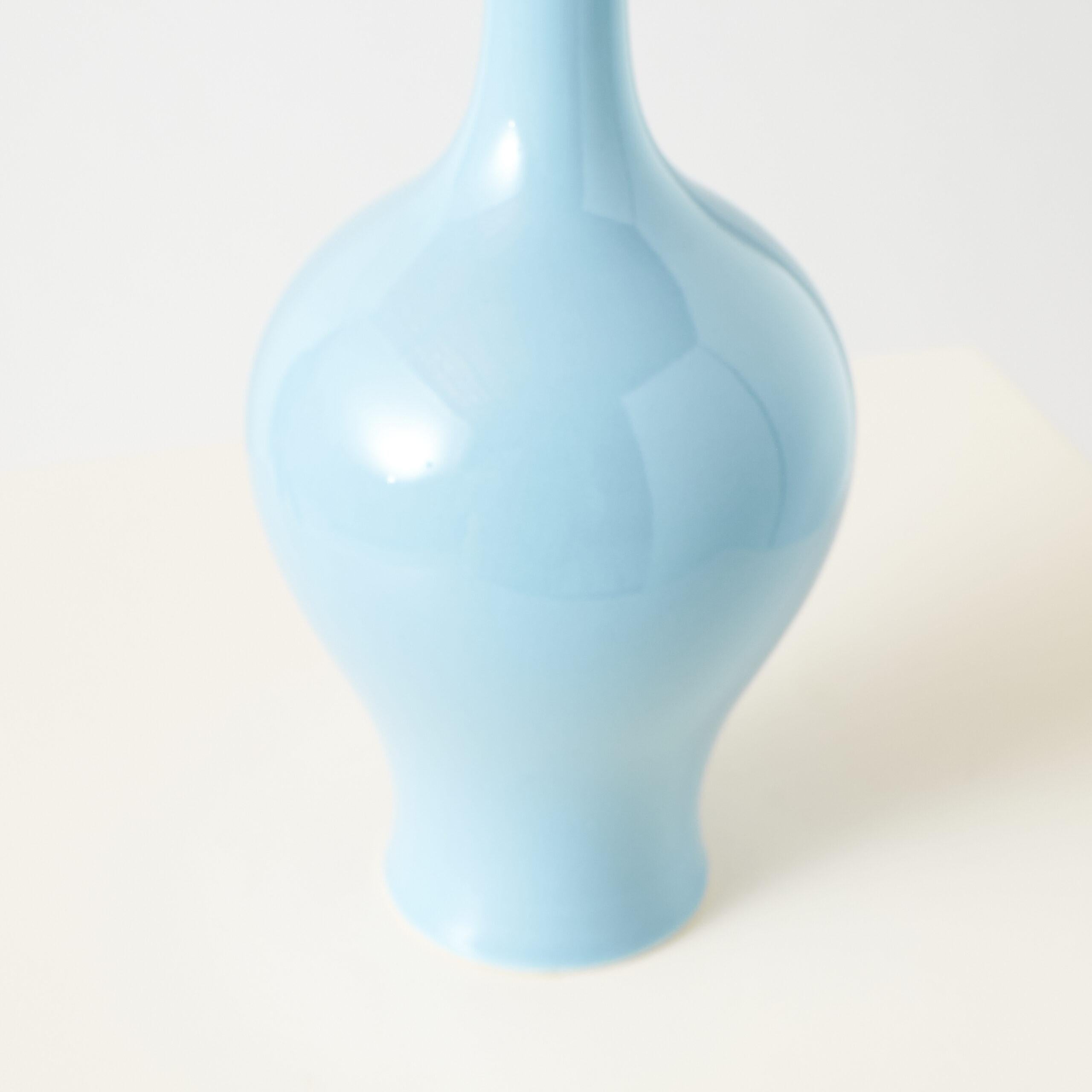 Himmelblau glasierte Vase mit langem Hals (Chinesisch) im Angebot