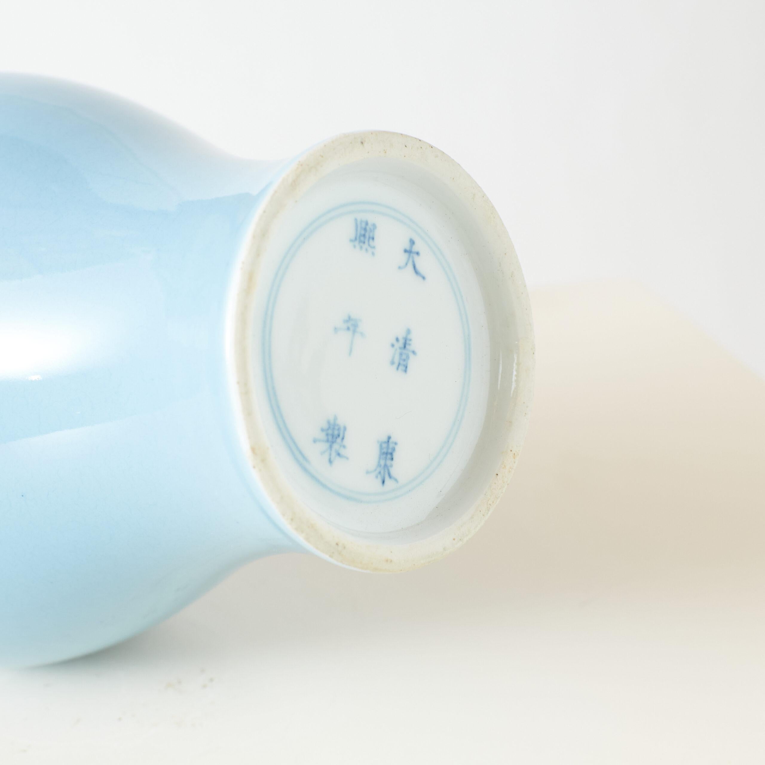 Himmelblau glasierte Vase mit langem Hals (Glasiert) im Angebot