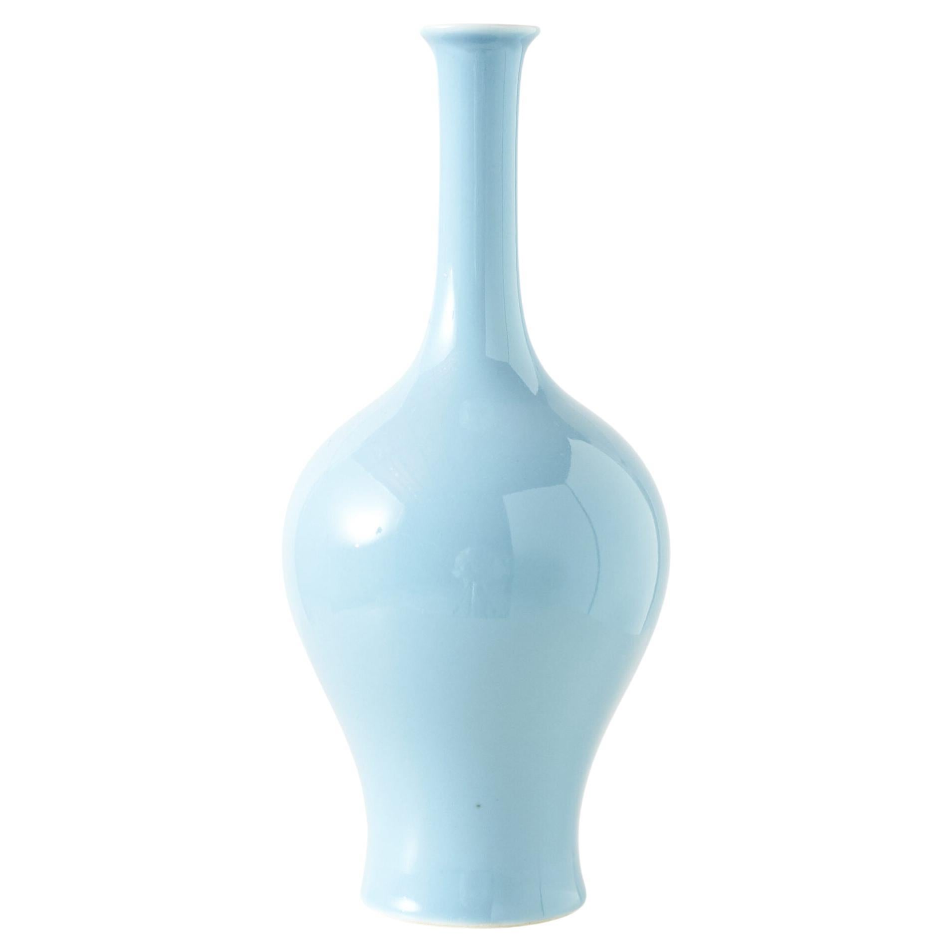 Himmelblau glasierte Vase mit langem Hals