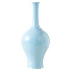 Himmelblau glasierte Vase mit langem Hals