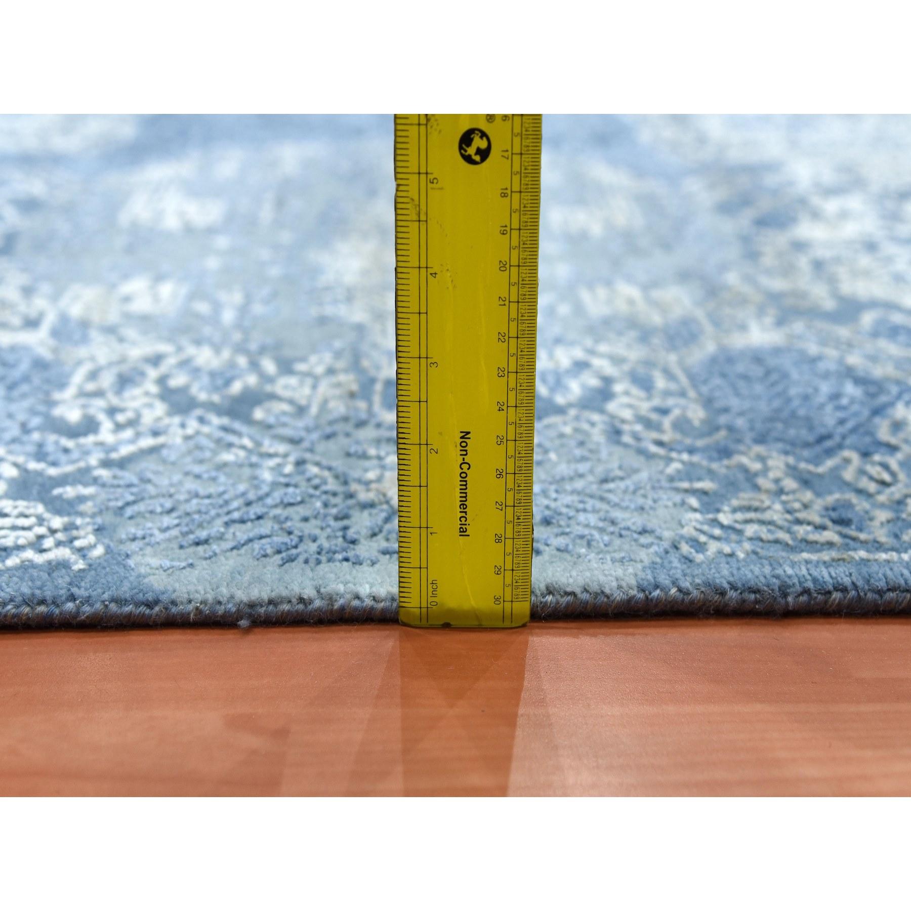 Quadratischer Teppich aus Wolle und reiner Seide in Himmelblau mit handgeknüpftem Schmuckdesign 10' x 10'2