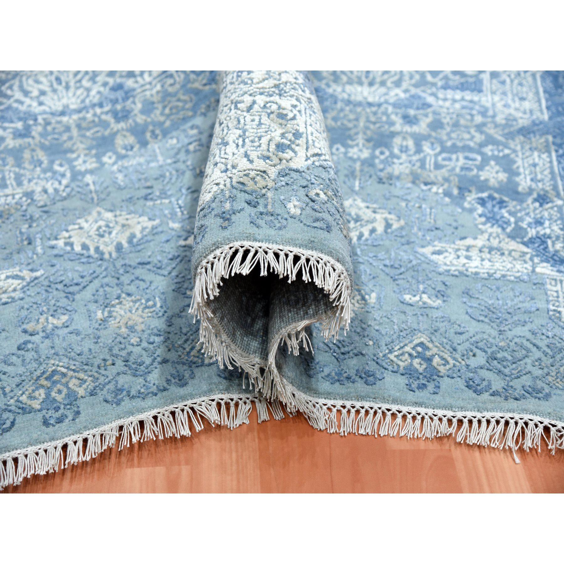 Quadratischer Teppich aus Wolle und reiner Seide in Himmelblau mit handgeknüpftem Schmuckdesign 10' x 10'2