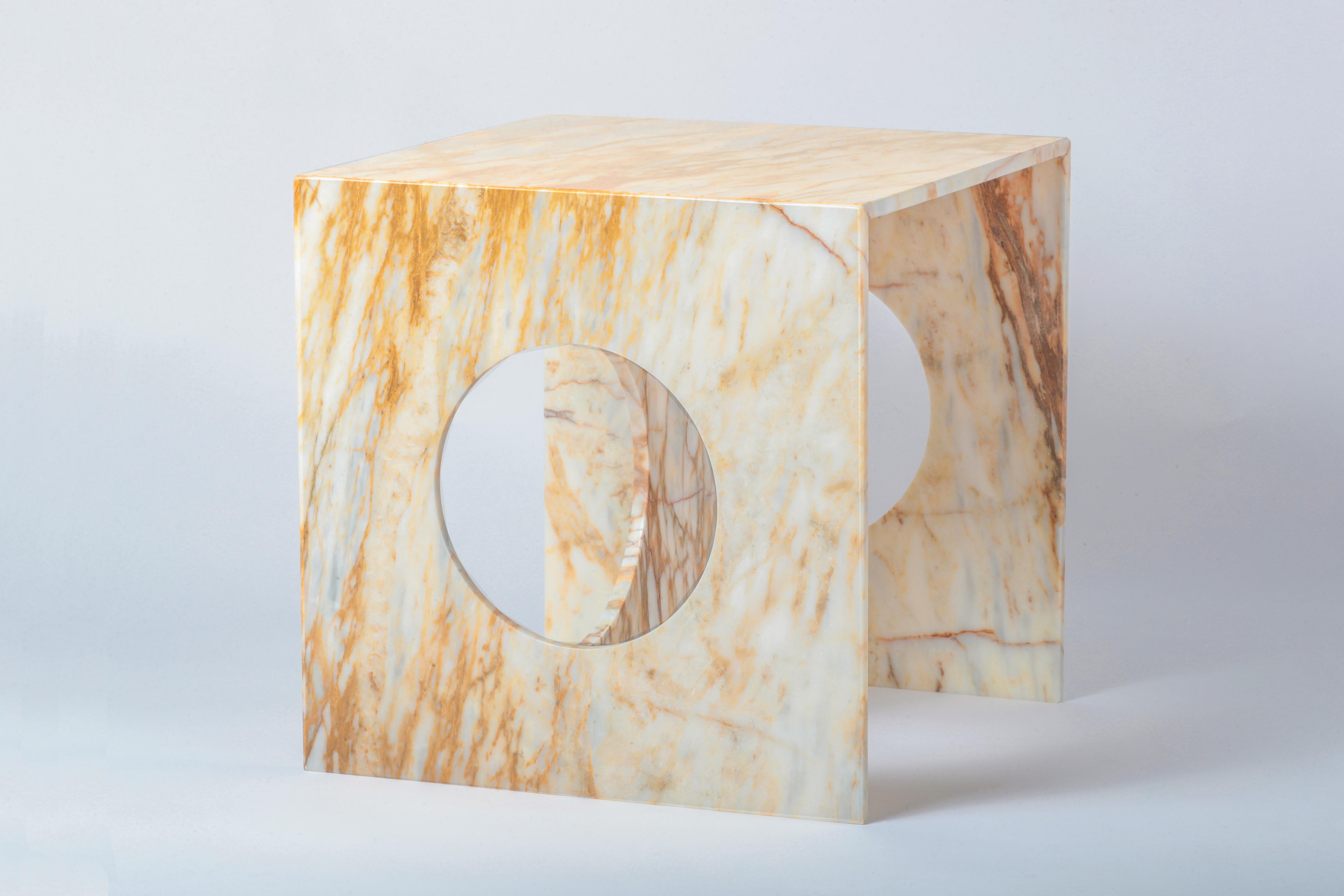 Table d'appoint Hera bleu ciel par Studio Mohs
Dimensions : L 40 x P 40 x H 40 cm
Matériaux : Marbre.

Le marbre Sky Blue originaire d'Alanya-Gazipaşa présente des veines vert-orange et gris-bleu sur un fond blanc. Il peut donner des couleurs et des