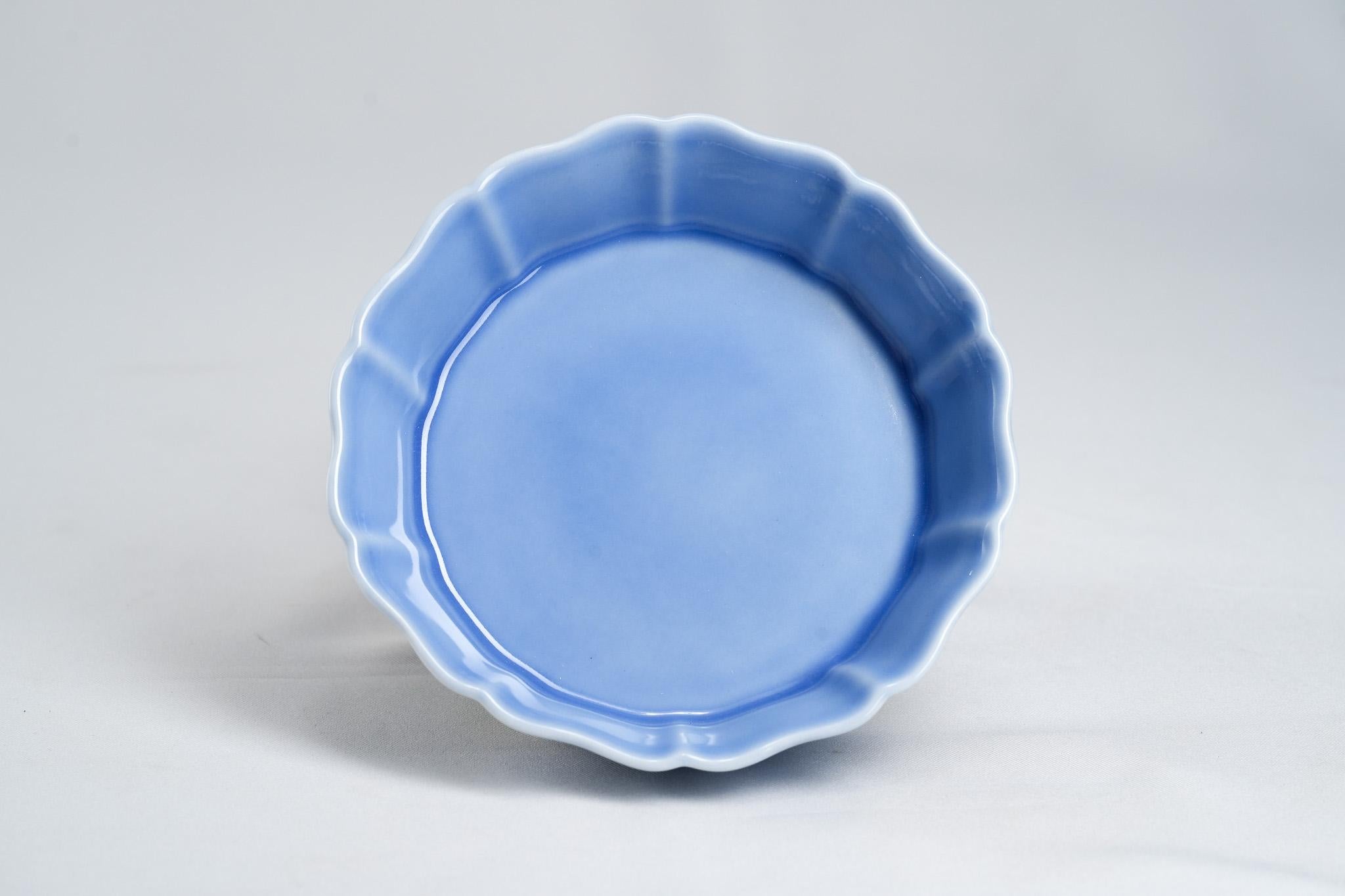 Il piatto a forma di orlo di agrifoglio è una forma classica cinese che risale alle dinastie Song e Yuan. Il suo bordo dolcemente smerlato, ispirato ai petali di agrifoglio, è apprezzato per il suo ritmo delicato e la sua silhouette elegante.