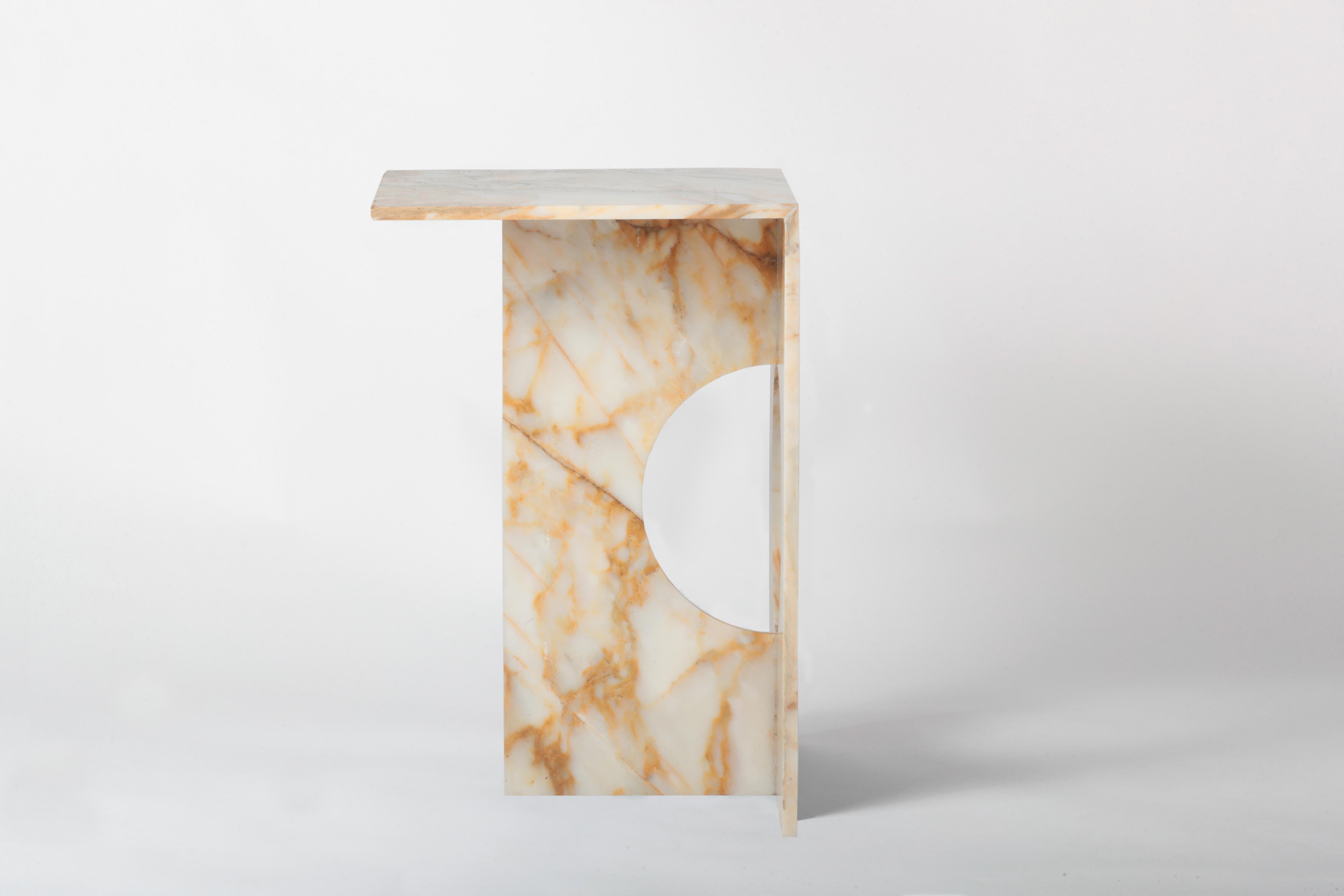Table d'appoint Ola en marbre bleu ciel par Studio Mohs
Dimensions : L 30 x D 30 x H 45 cm
Matériaux : Marbre.

Le marbre Sky Blue originaire d'Alanya-Gazipaşa présente des veines vert-orange et gris-bleu sur un fond blanc. Il peut donner des