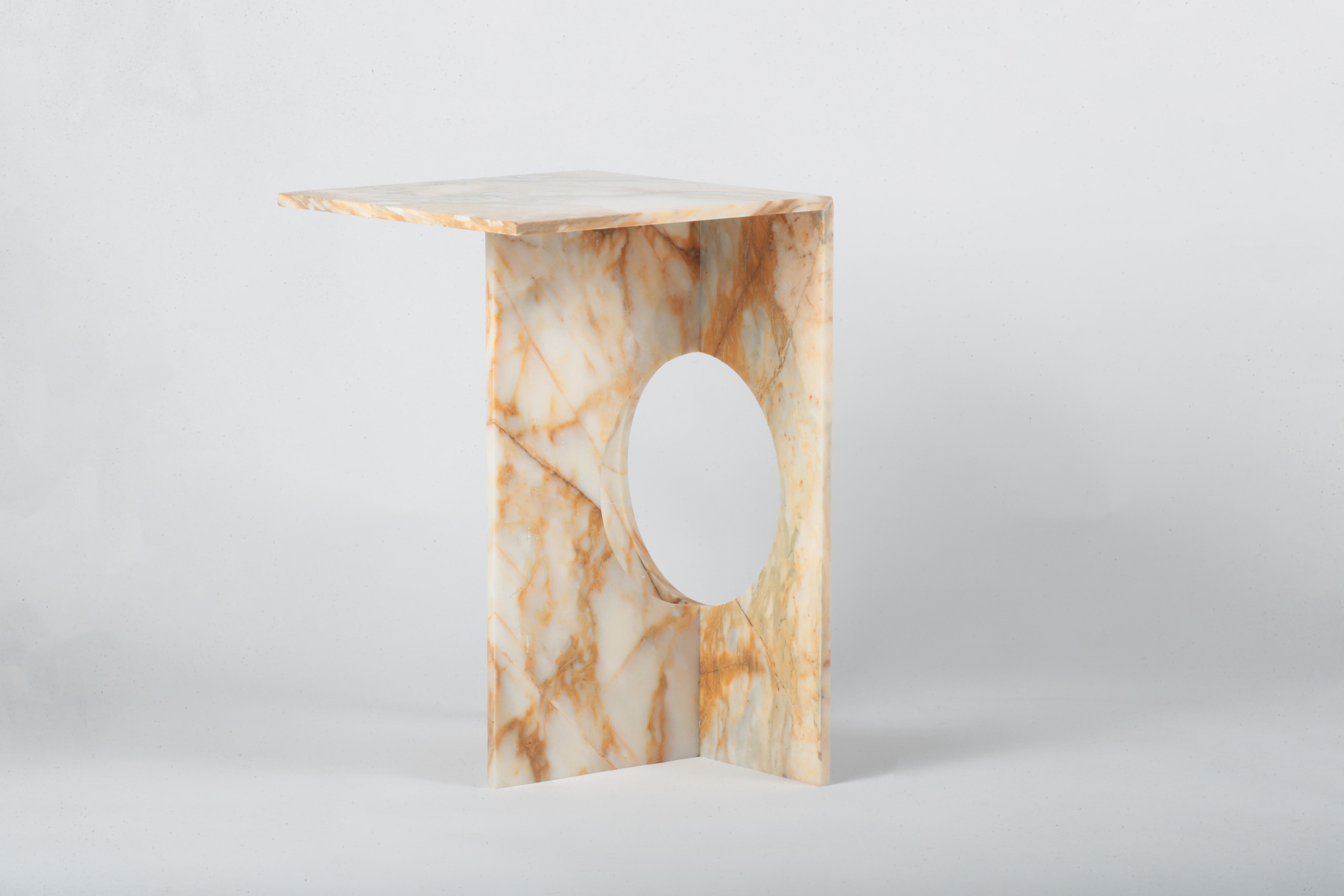 Postmoderne Table d'appoint Ola en marbre bleu ciel par Studio Mohs en vente