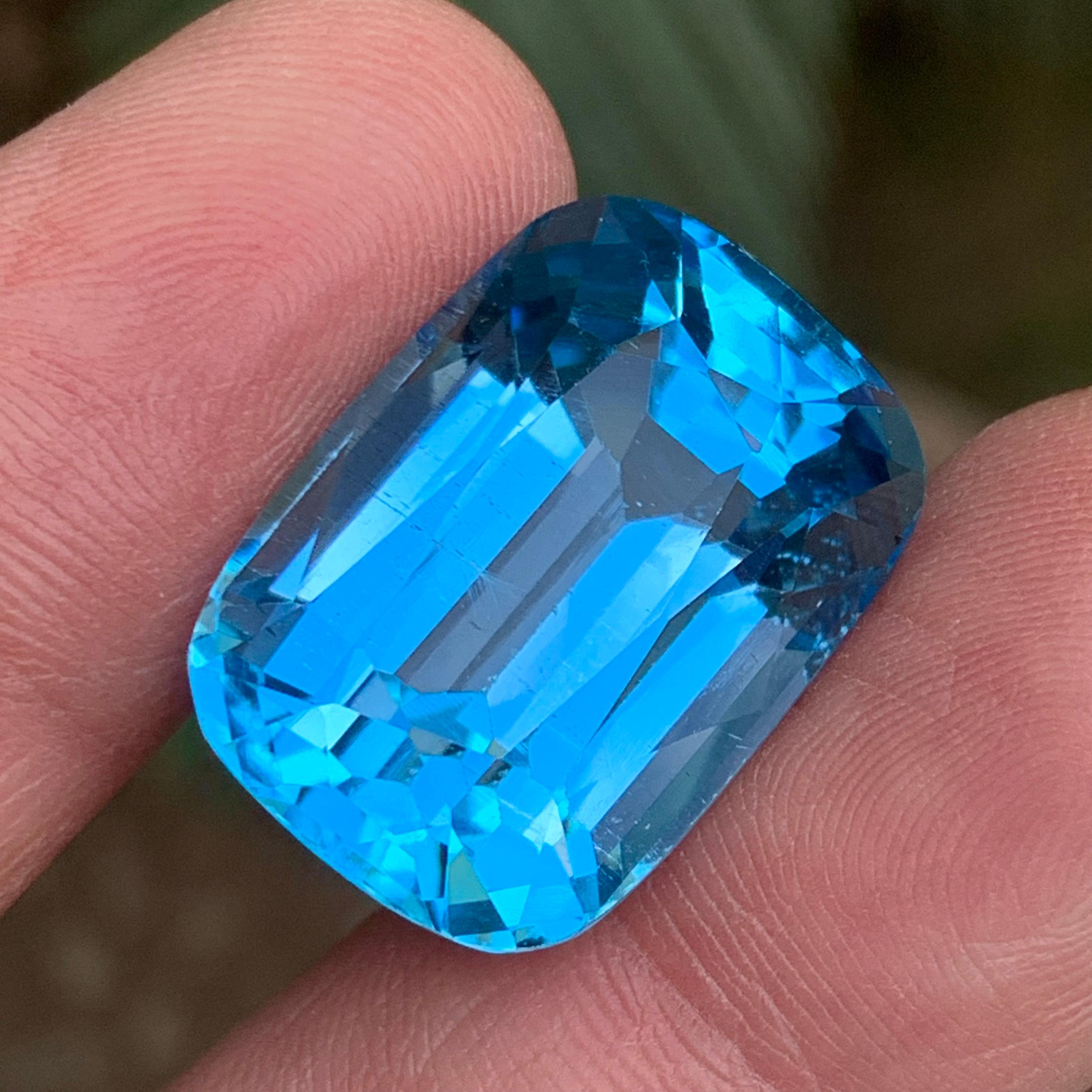 Sky Blue Natural Swiss Topaz Pendant Bracelet Loose Gemstone 51.90Ct Cushion Cut For Sale 3