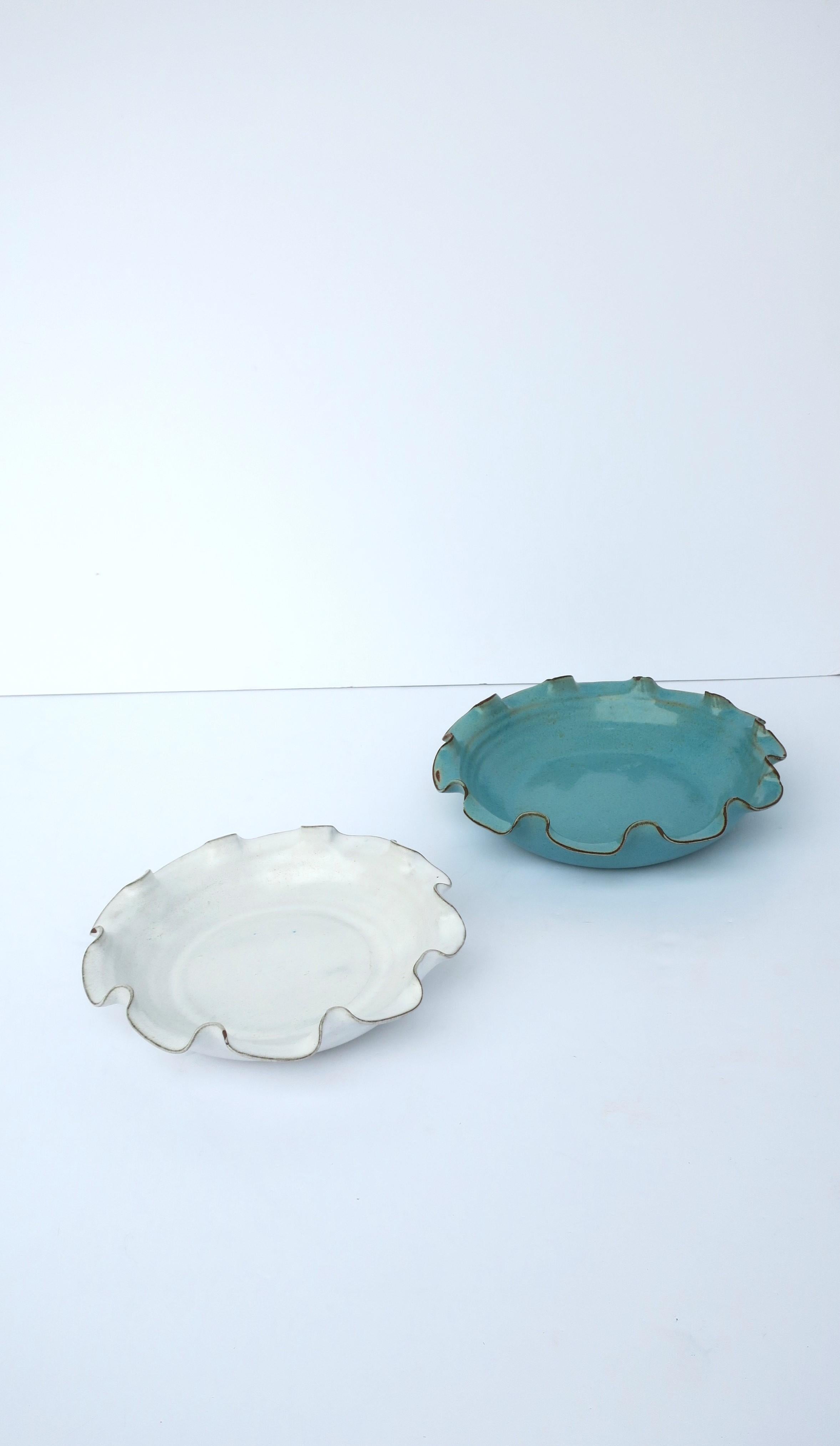 Ciotola in ceramica blu cielo con bordo arricciato in vendita 1