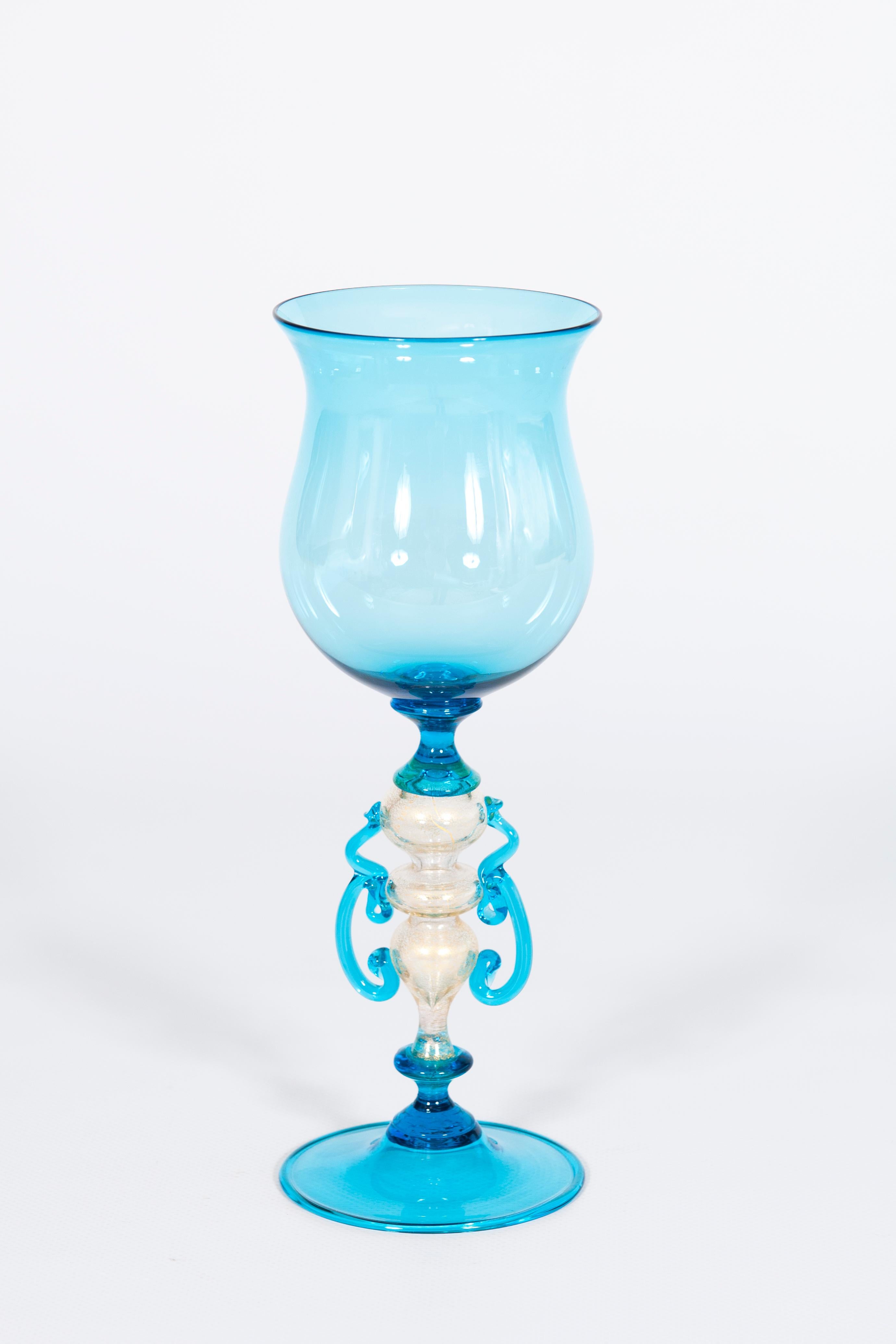 Himmelblaues Stielglas aus mundgeblasenem Murano-Glas und Blattgold aus den 1990er Jahren in Venedig, Italien.
Dieses raffinierte Stielglas wurde in den 1990er Jahren vollständig von Hand gefertigt und ist das Ergebnis feinster mundgeblasener