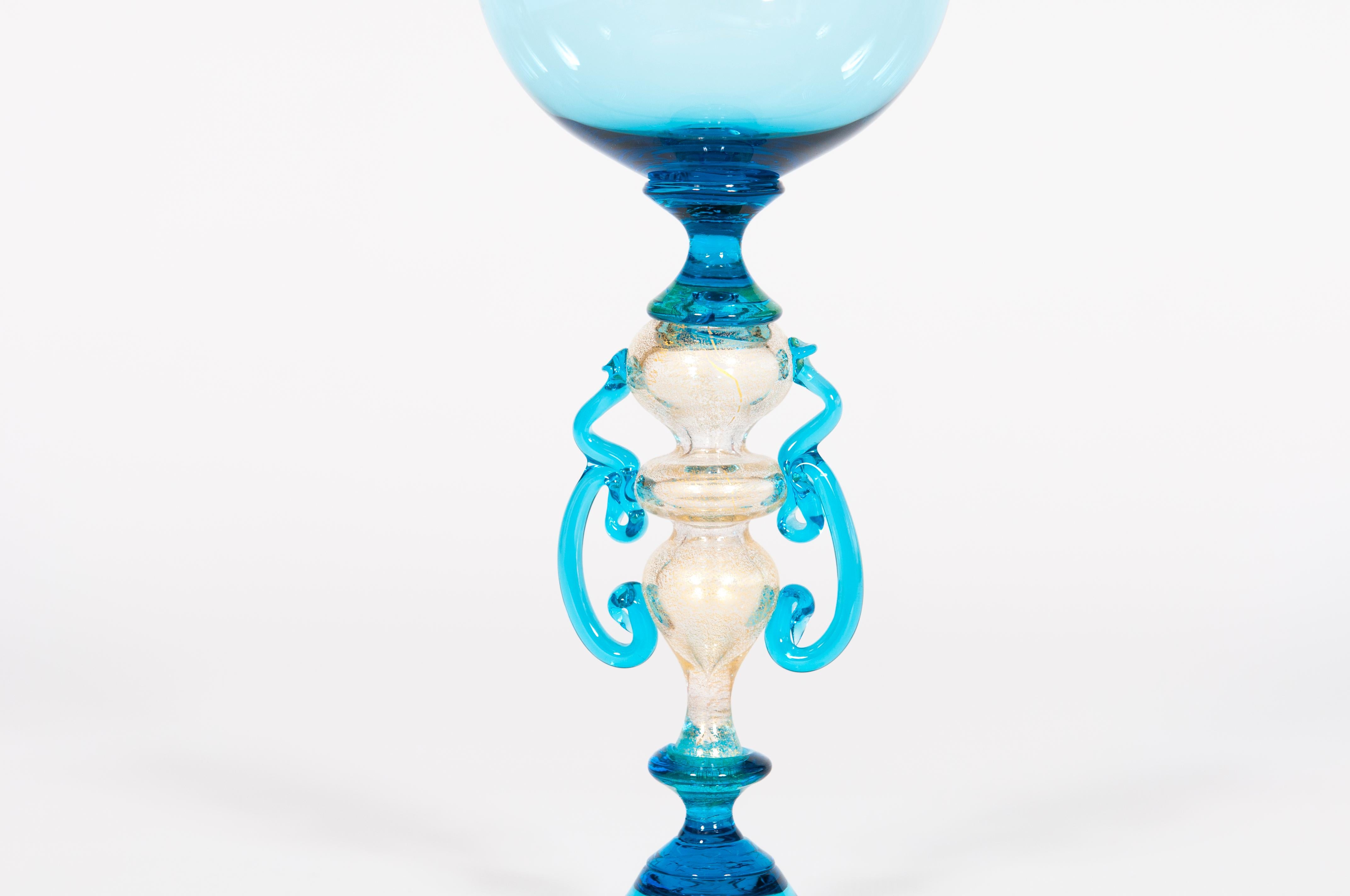 Himmelblaues Stem-Glas aus mundgeblasenem Murano-Glas und Blattgold aus den 1990er Jahren Venedig Italien (Italienisch) im Angebot