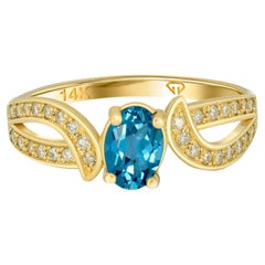 Bague en or 14k avec topaze bleu ciel. 