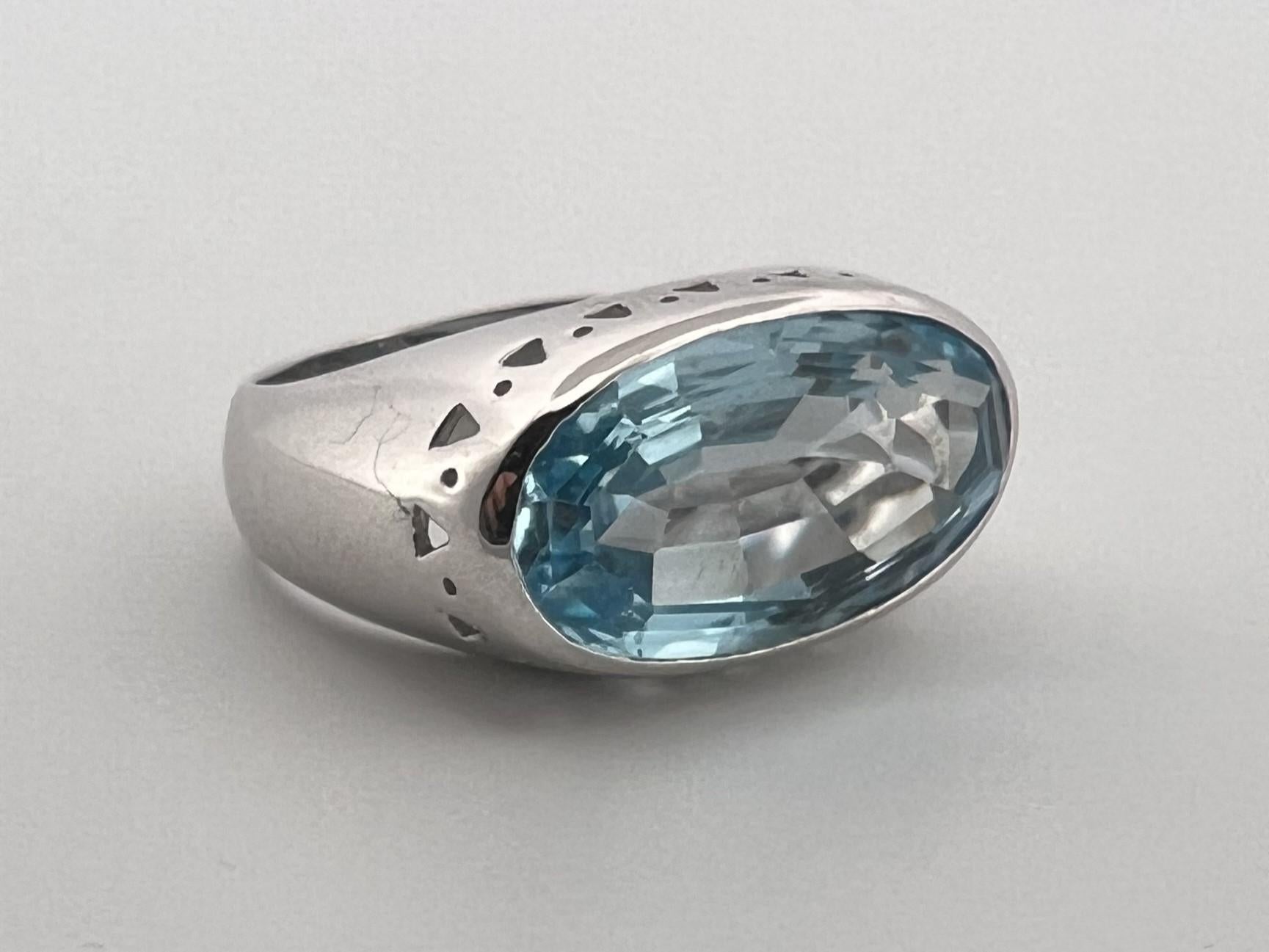 Sky Blue Topaz 18k white gold ring In Excellent Condition For Sale In Salinas, CA