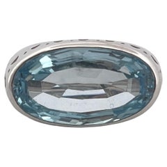 Bague en or blanc 18 carats avec topaze bleu ciel