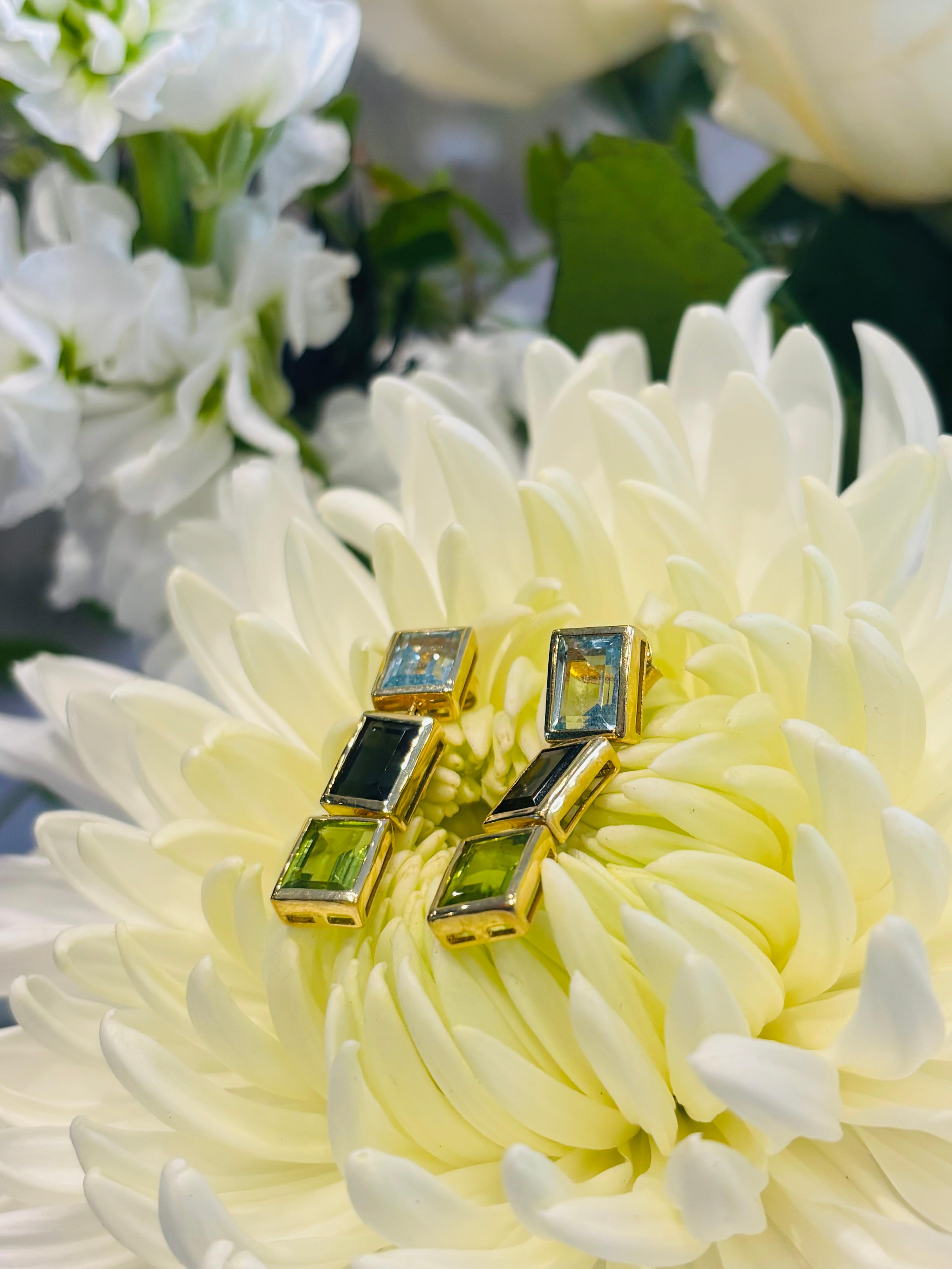 3 Tropfenohrringe mit Himmelblauem Topas, Londoner blauem Topas und Peridot im Angebot 1