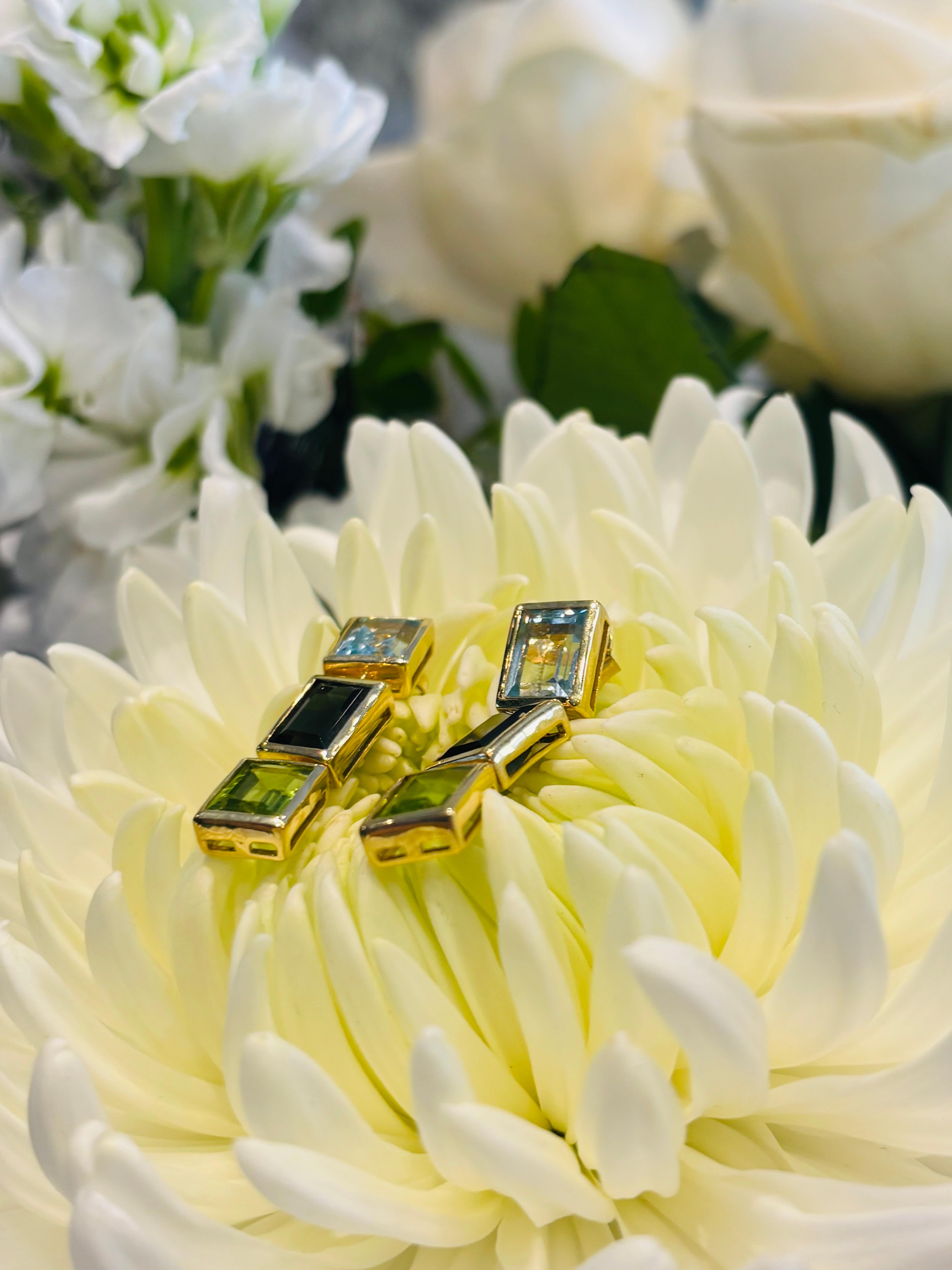 3 Tropfenohrringe mit Himmelblauem Topas, Londoner blauem Topas und Peridot im Angebot 3