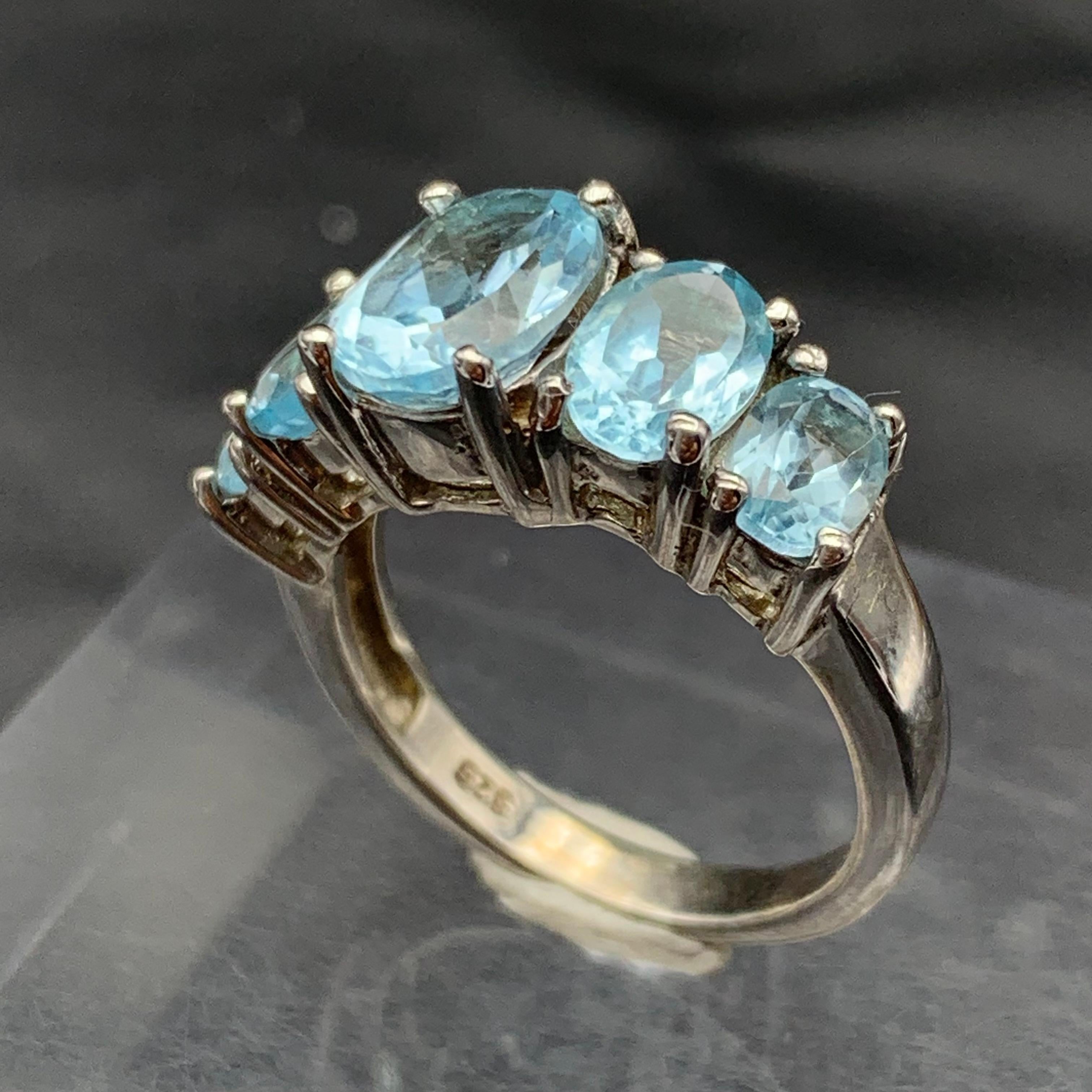 Squisito anello di topazio blu cielo naturale in argento sterling 925 con taglio a cuscino ovale e cinque pietre per il fidanzamento, anello per l'anniversario!!!

💎 TIPO DI GEMMA: Topazio blu
⚖️  PESO DELL'ANELLO: 5,19 grammi
💍  MISURA