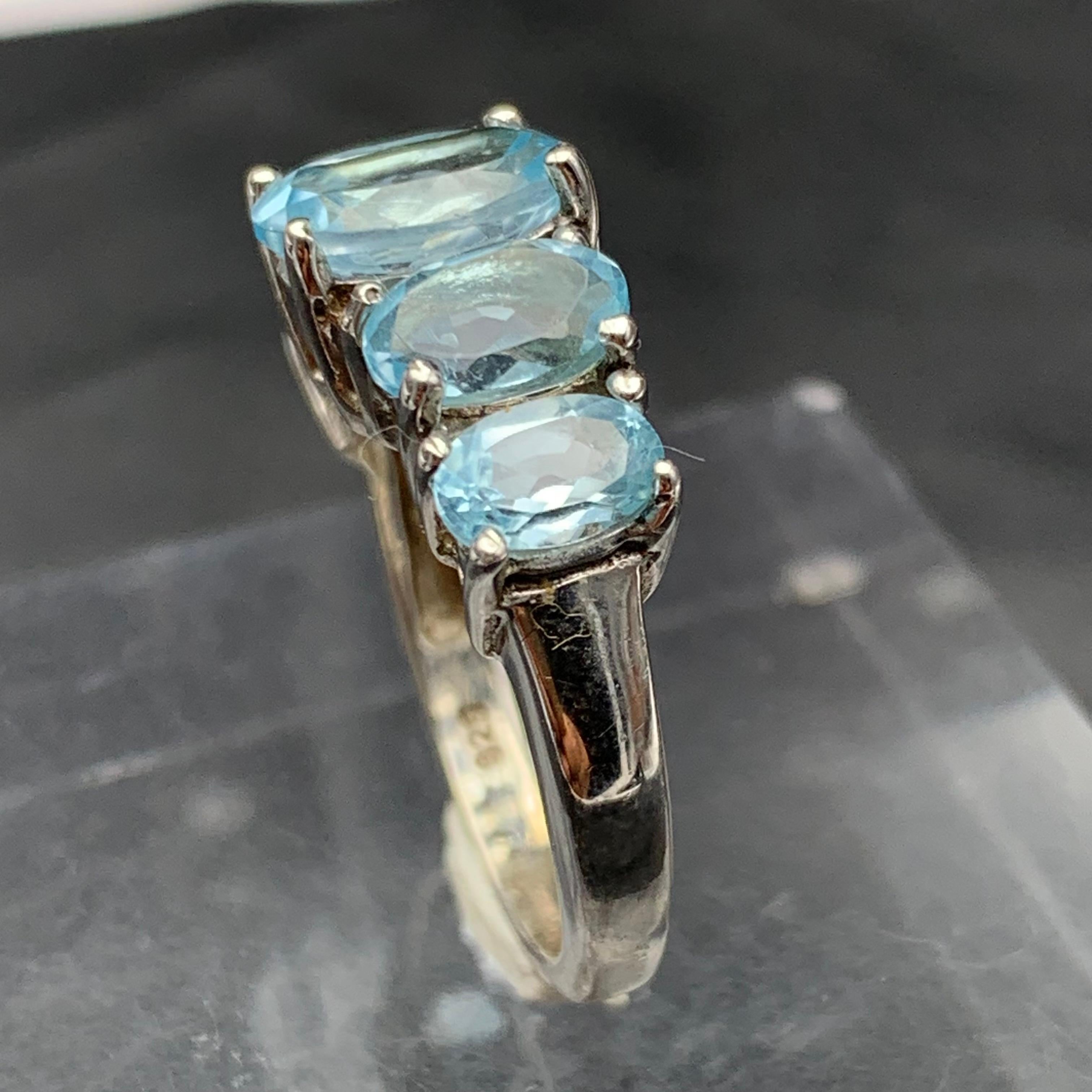 Contemporaneo Anello Topazio Blu Sky Gemma Naturale Argento 925 Misura 7 in vendita
