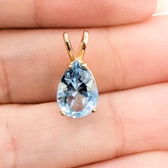 Pendentif en forme de larme avec une topaze bleu ciel, en or jaune 14 carats