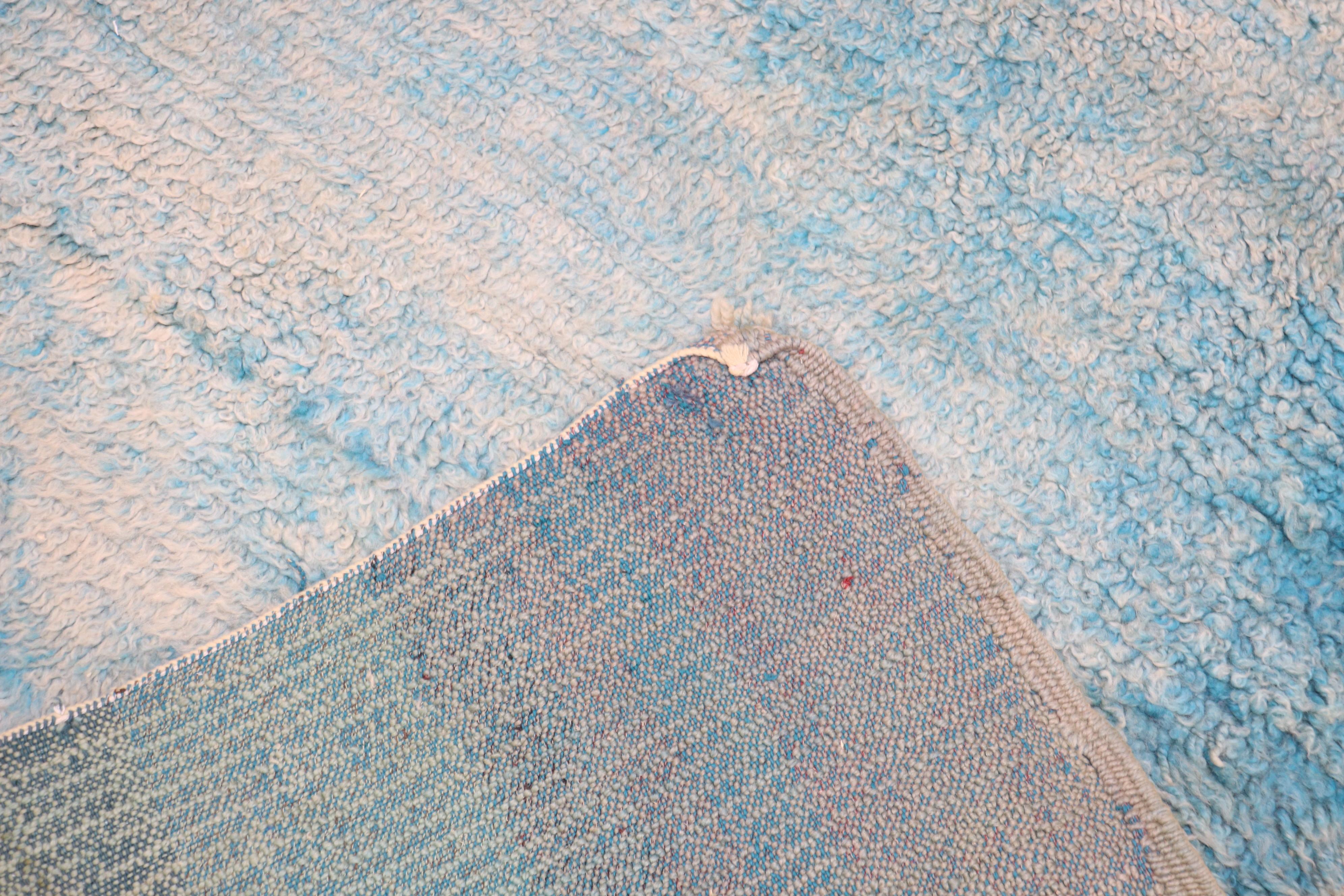 Ein quadratischer marokkanischer Vintage-Teppich in fleckigen Blau- und Elfenbeintönen aus dem 3. Quartal des 20.

Maße: 7' x 8'3''.