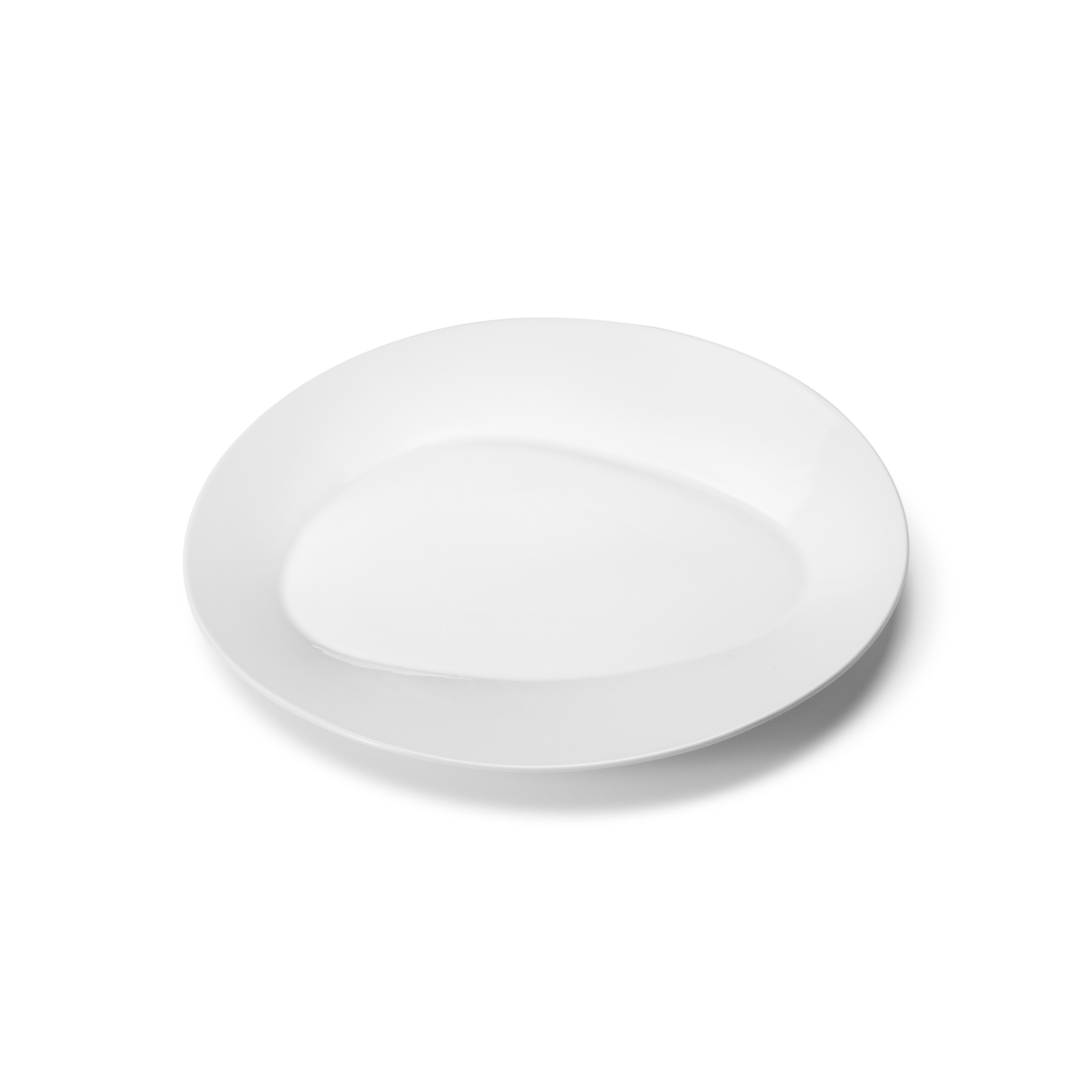 D'une simplicité trompeuse à première vue, cette assiette à dîner en porcelaine blanche révèle, en y regardant de plus près, qu'elle repose sur la forme organique caractéristique de la collection Sky. Ce détail minimaliste ajoute un cadre inhabituel