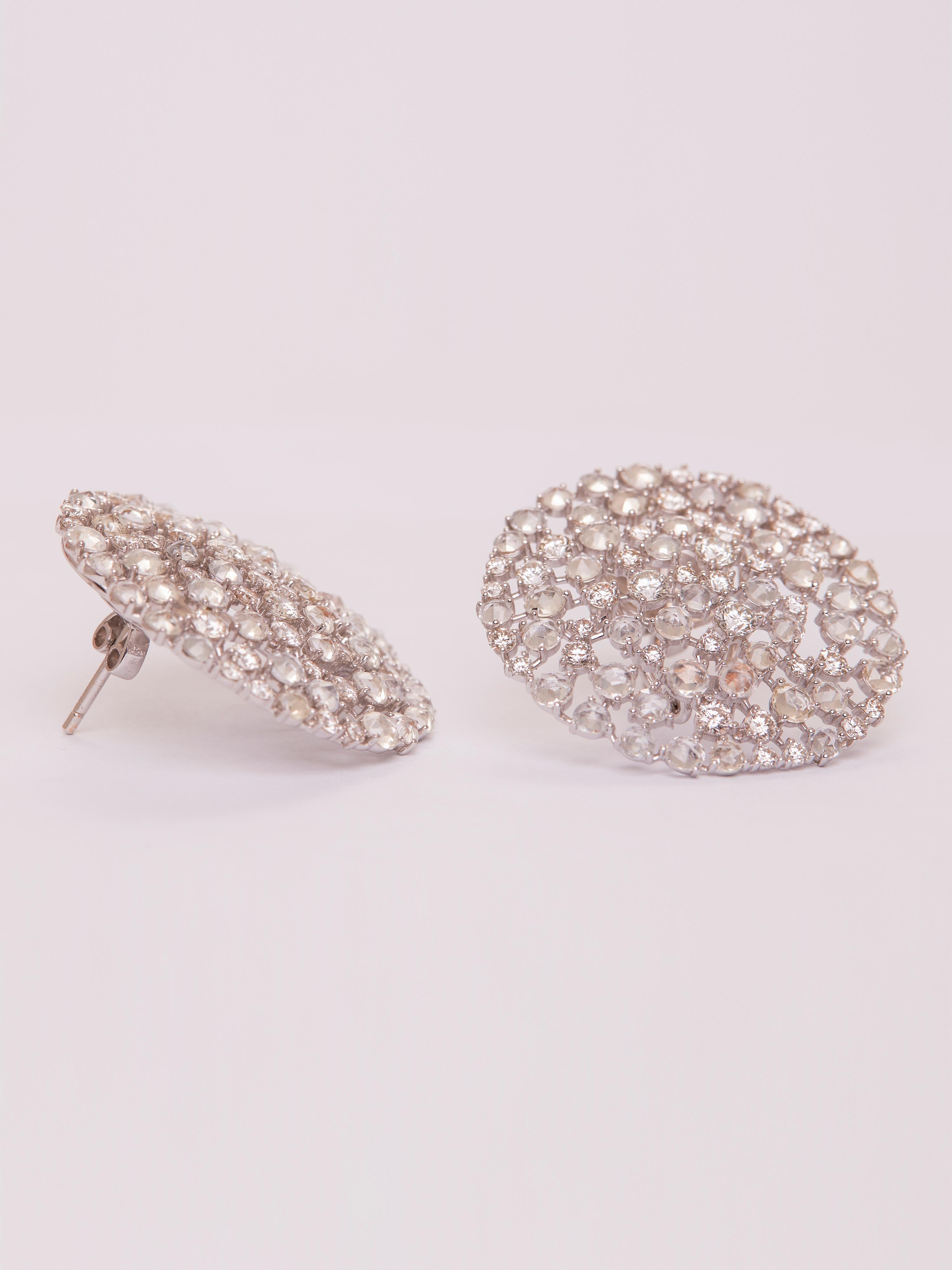 Pendientes Sky de oro de 18 quilates, diamantes y zafiros blancos Contemporáneo en venta