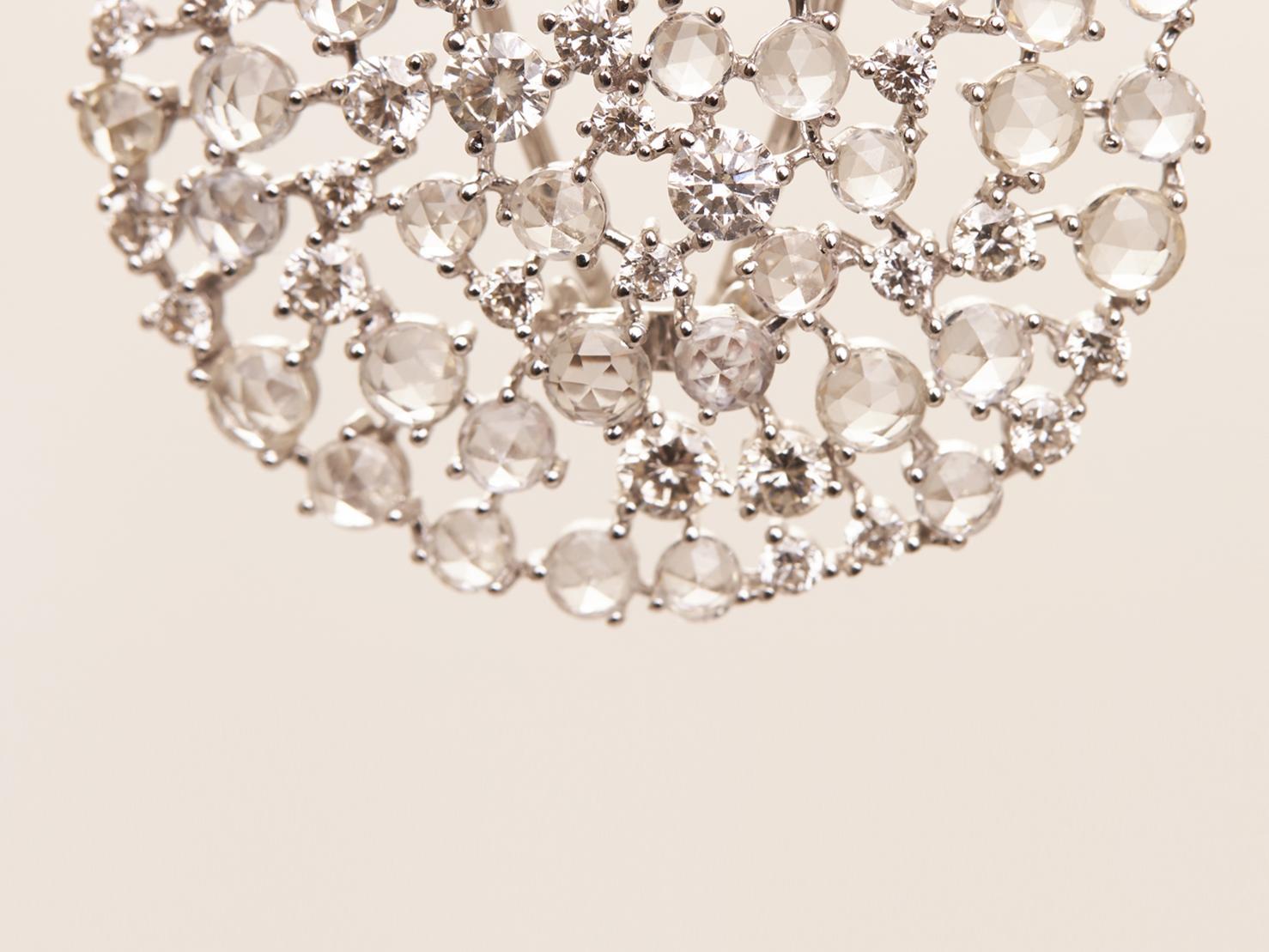Pendientes Sky de oro de 18 quilates, diamantes y zafiros blancos Corte brillante en venta