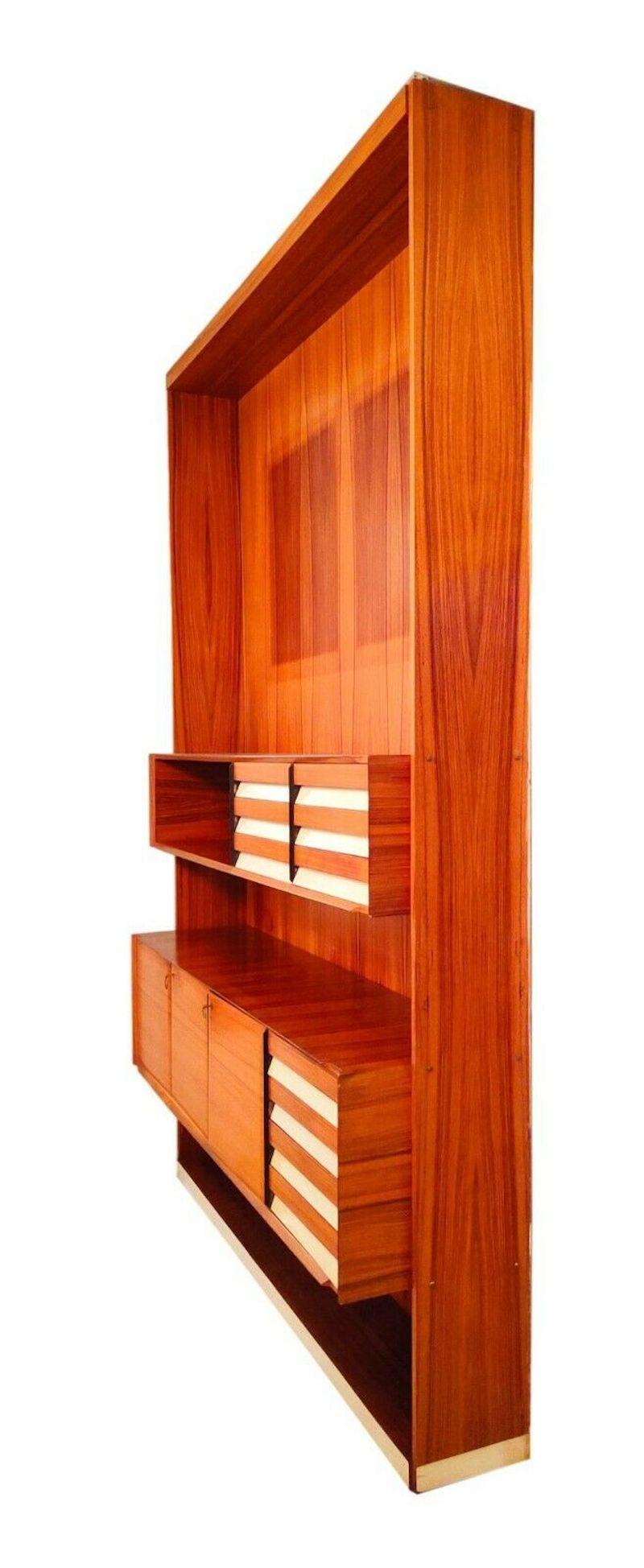 Splendid sky / earth design bookcase attributed to osvaldo borsani or vittorio dassi, composed of two closed elements, various open shelves, 10 drawers

Shoulder to boiserie over the entire surface

Measure mt. 3.15 in height, mt. 1.95 wide and