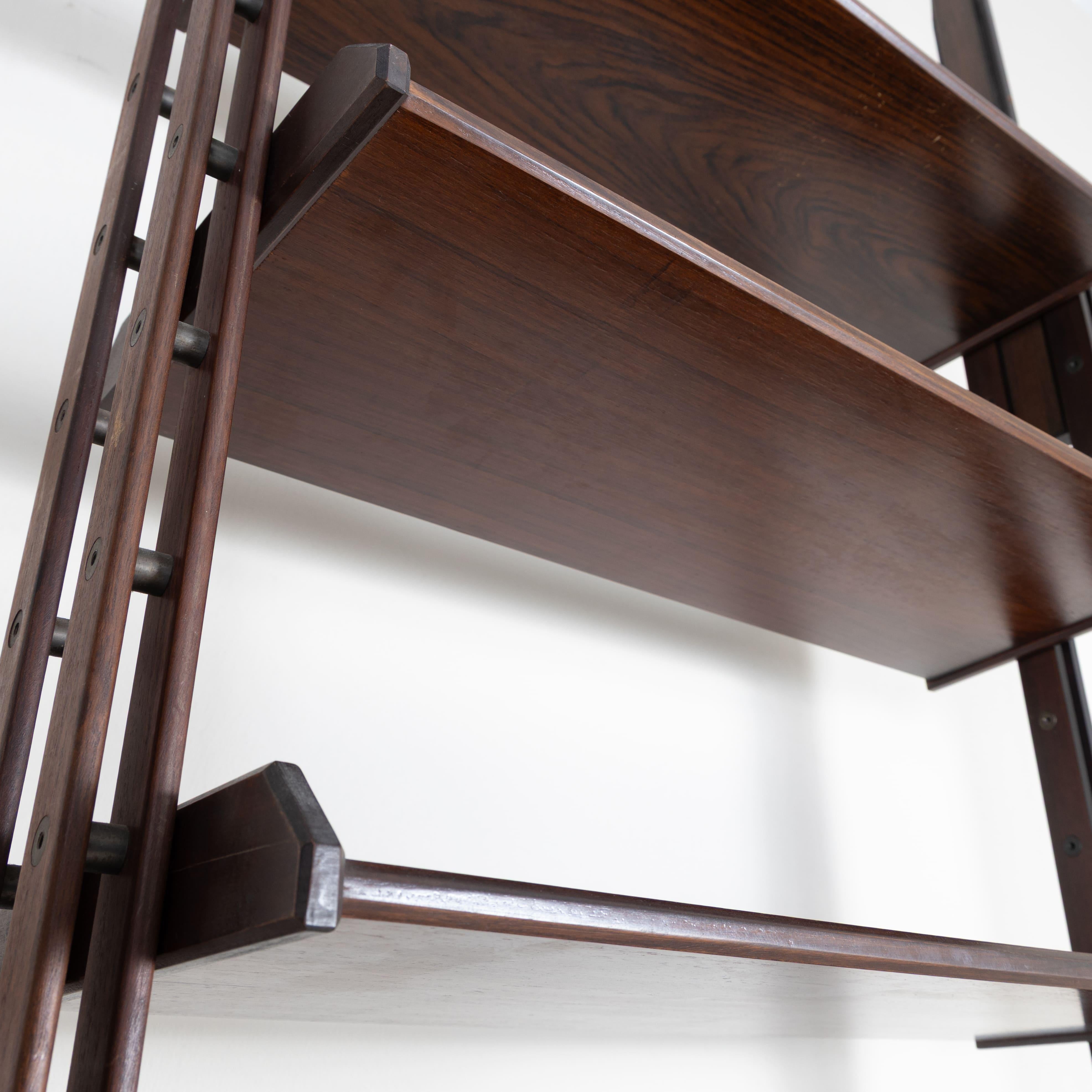 Libreria modulare cielo-terra, in legno di noce, di produzione italiana, ispirata alla libreria infinita di Franco Albini, di altissima qualità. La libreria è composta da due campate con tre moduli di archiviazione e scaffali. L'altezza è regolabile