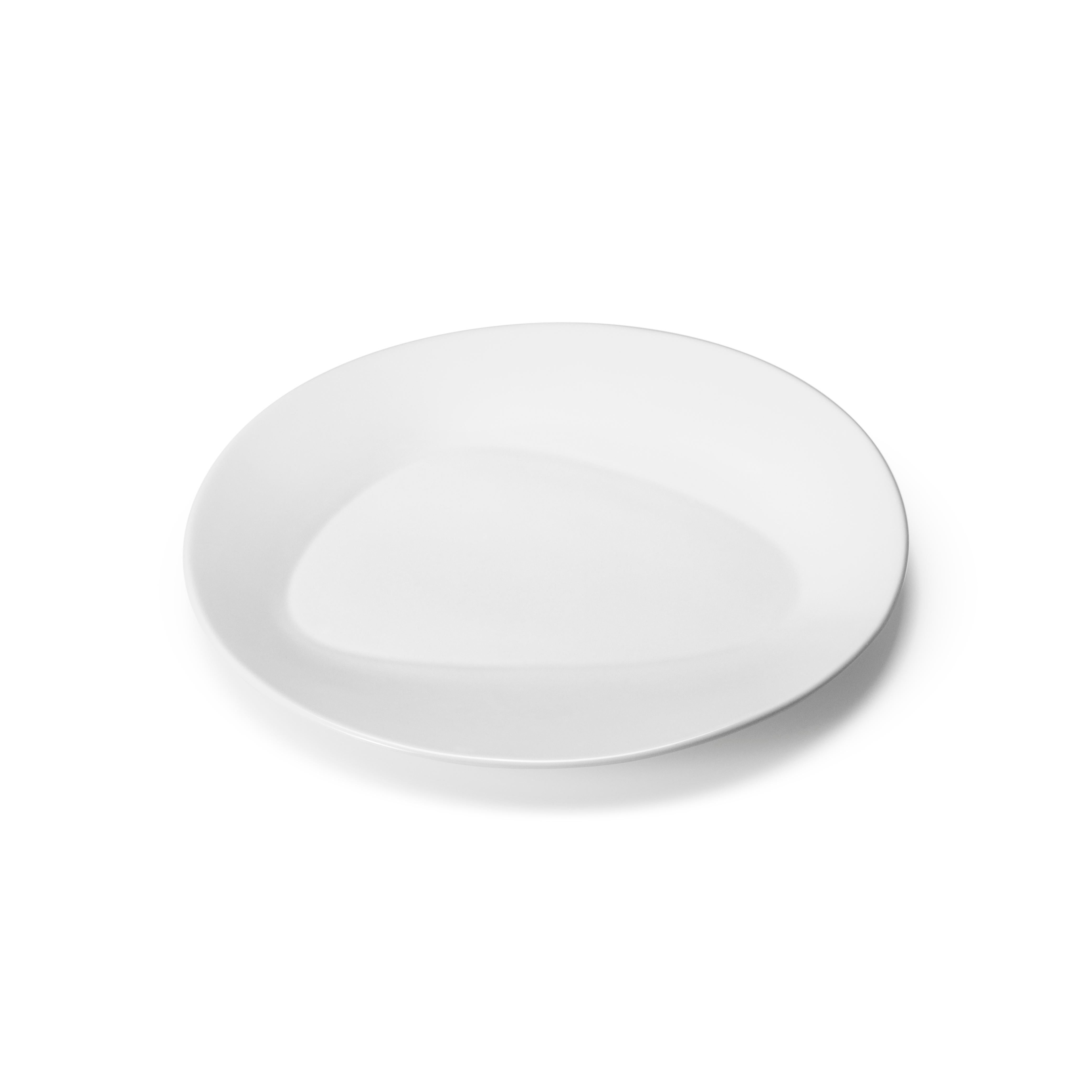 Ce qui semble être à première vue une simple assiette en porcelaine blanche révèle en fait un détail inattendu lorsqu'on l'examine de plus près : sa base a la forme d'une asymétrie qui fait écho à d'autres pièces de la collection Sky de Georg