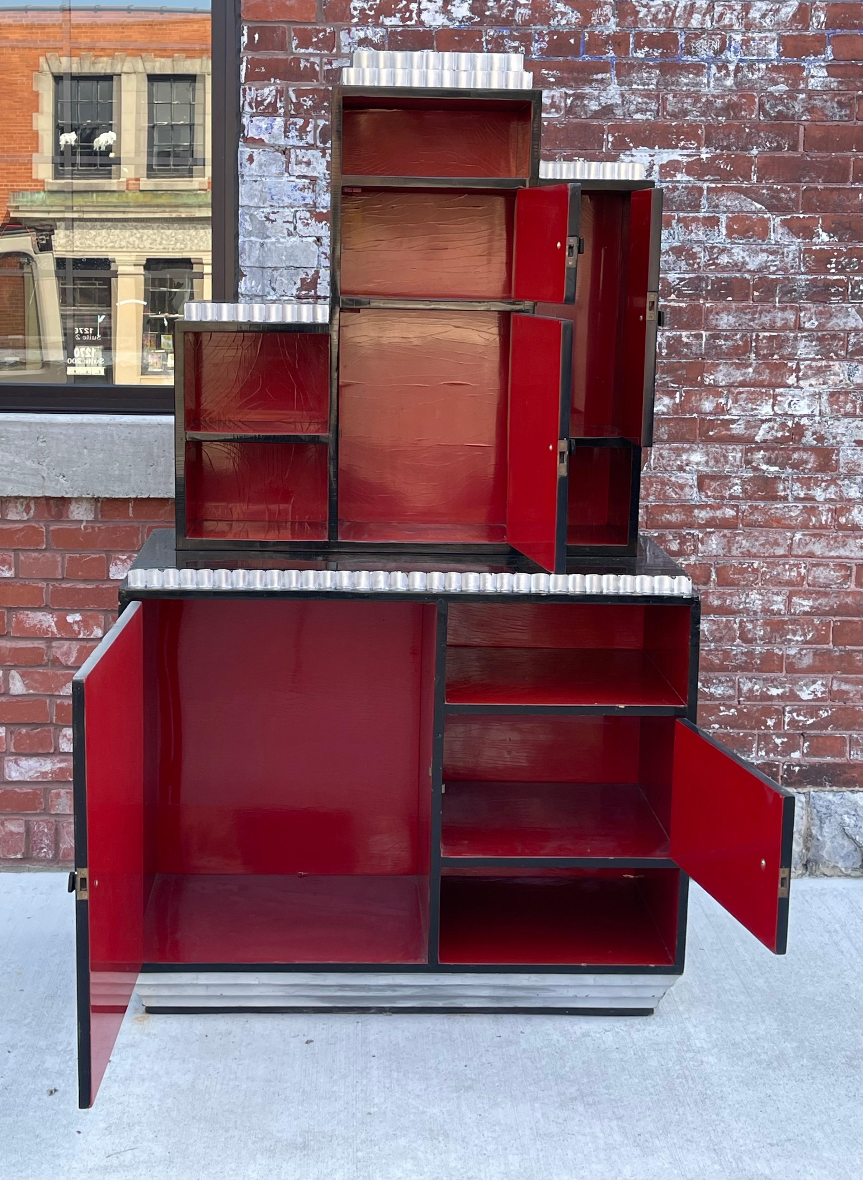  Sky-Scraper Cabinet / Bar / Bibliothèque attribuée à Paul Frankl 1920,,,, Superbe cabinet en laque noire et rouge de Chine. Design/One étonnant... impossible de trouver la pièce exacte documentée,, (d'où l'attribution et non la documentation) ?