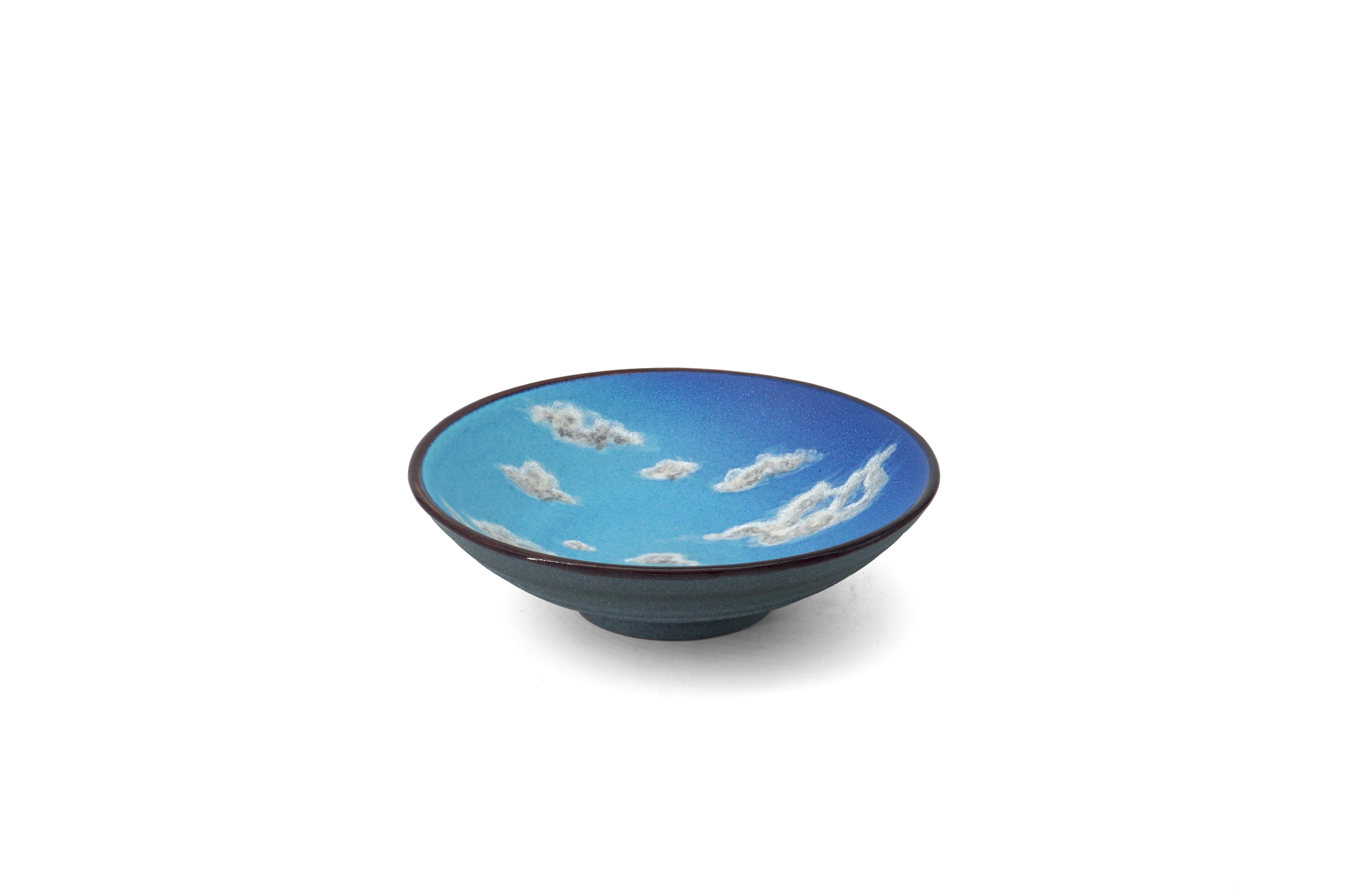 SKY - Petit bol en céramique de Pantoù Ceramics, faïence émaillée tournée et peinte à la main. 
Toutes les pièces sont uniques, Italie, 2021. Mesure : 15 cm de diamètre. 

Différentes finitions disponibles pour l'extérieur de la cuvette : voir