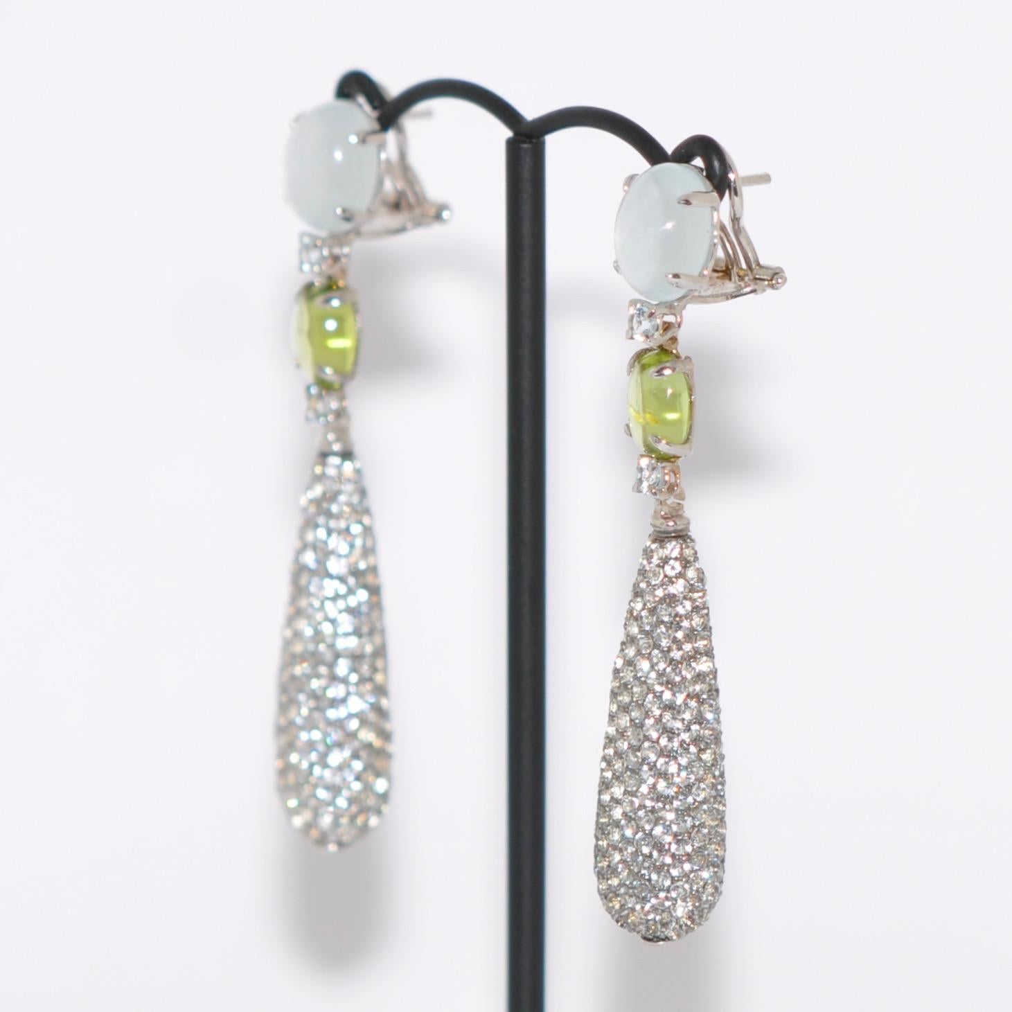 Discover this Sky Topaz, Peridot and Moonstone on White Gold 18 Karat Chandelier Earrings.
Sky Topaz
Peridot
Moonstone
White Gold 18K

