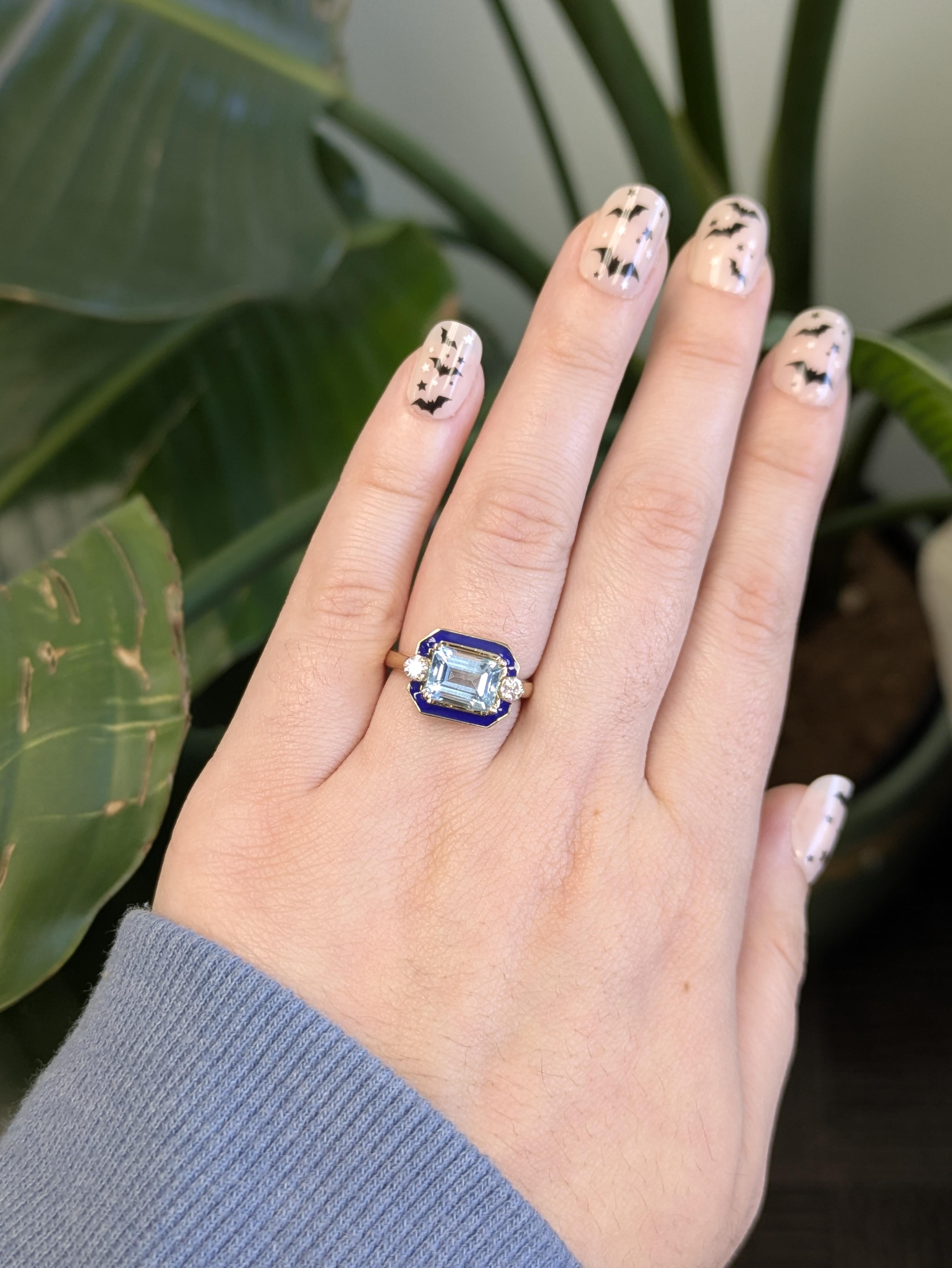 La topaze bleu ciel de 8x6 mm, taille émeraude, brille à côté de diamants naturels en or massif 14k.
Une déclaration cool et captivante qui brille d'une sophistication intemporelle.

