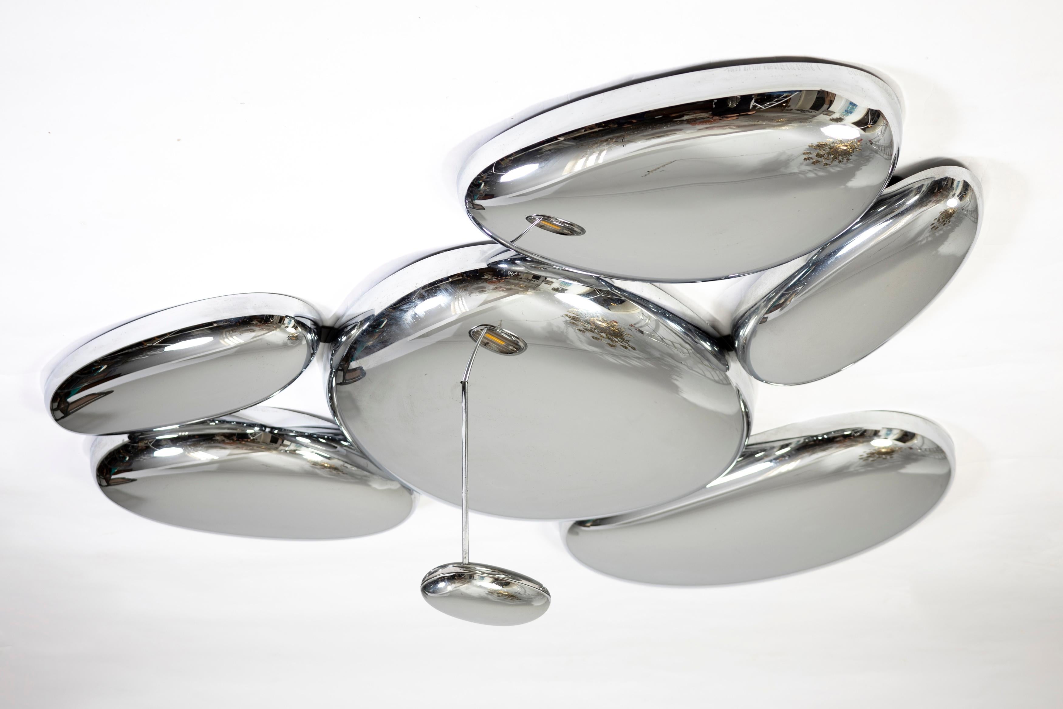 Skydro wall ceiling lamp by Artemide
Skydro by Artemide, designed by Ross Lovegrove, reimagines the ceiling as a dynamic surface. The combination of aluminum, ABS, and steel elements creates an organic presence that softly and naturally diffuses