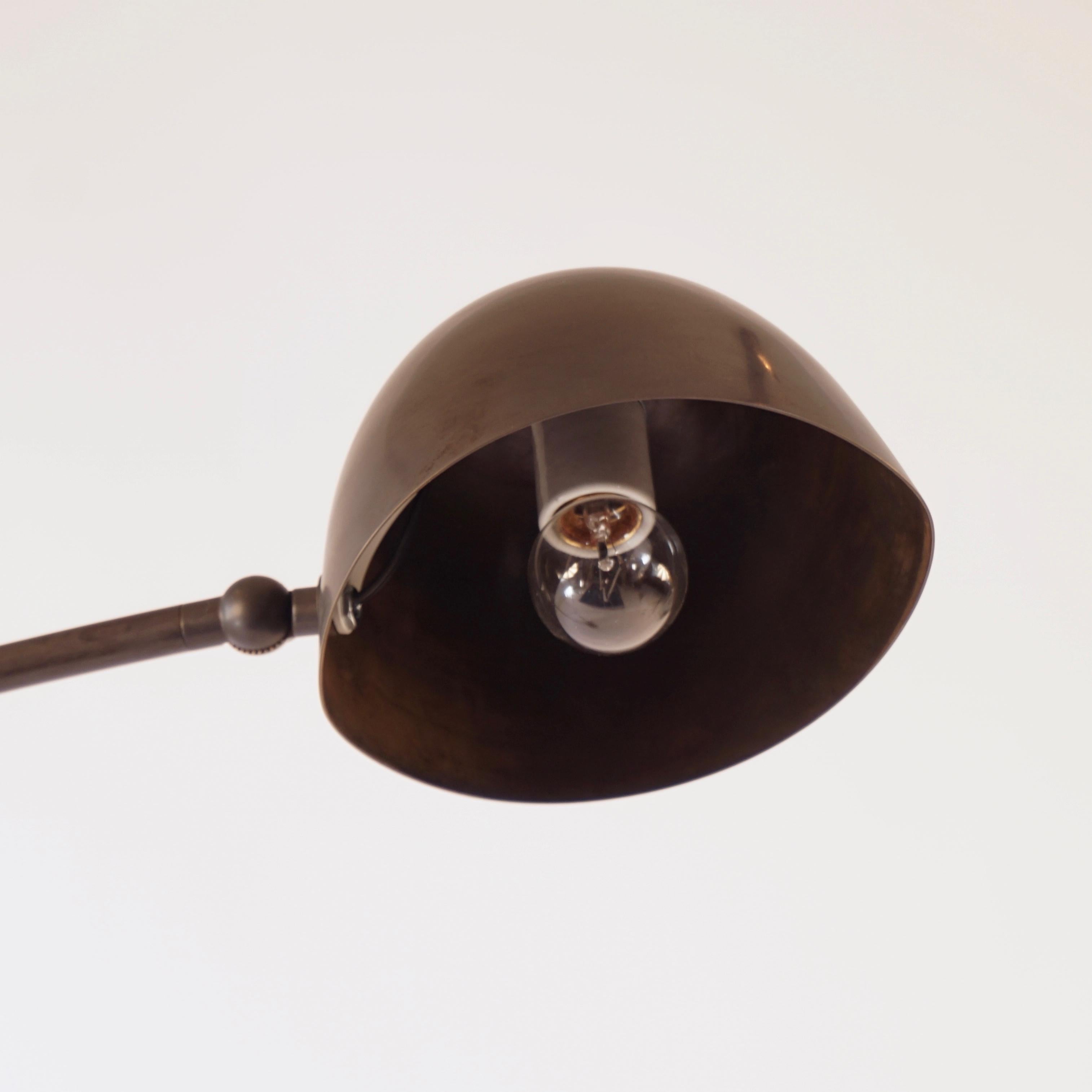 Skye Stehlampe Medium, mit Schirm aus gesponnener Bronze und dunkelsteinförmigem Zementsockel (21. Jahrhundert und zeitgenössisch) im Angebot
