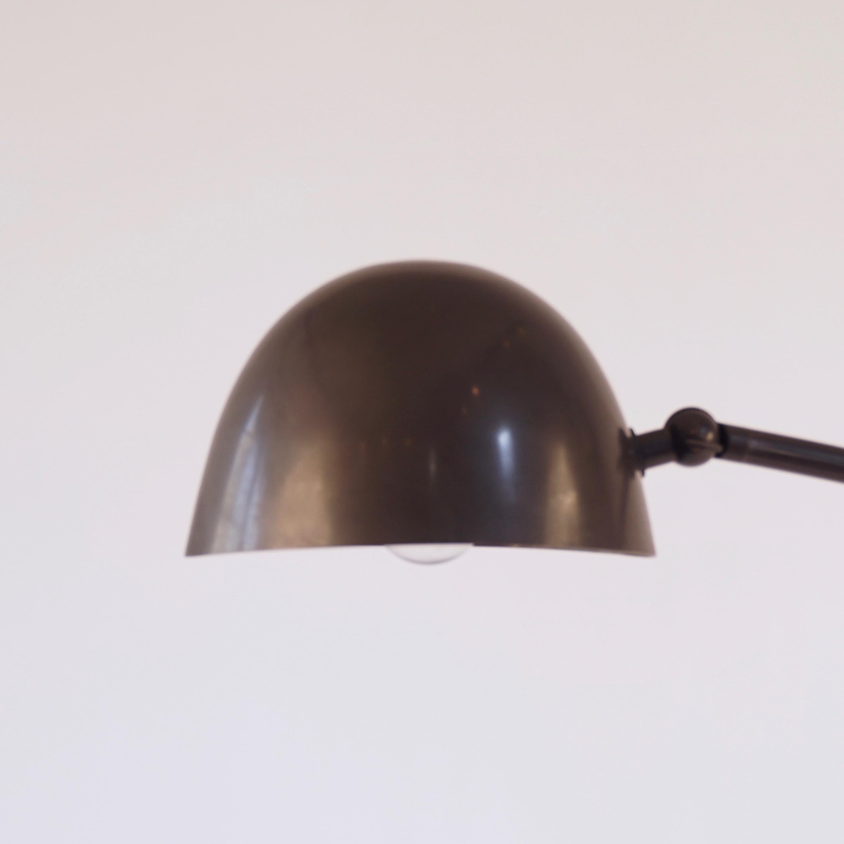 Skye Stehlampe Medium, mit Schirm aus gesponnener Bronze und dunkelsteinförmigem Zementsockel im Angebot 1