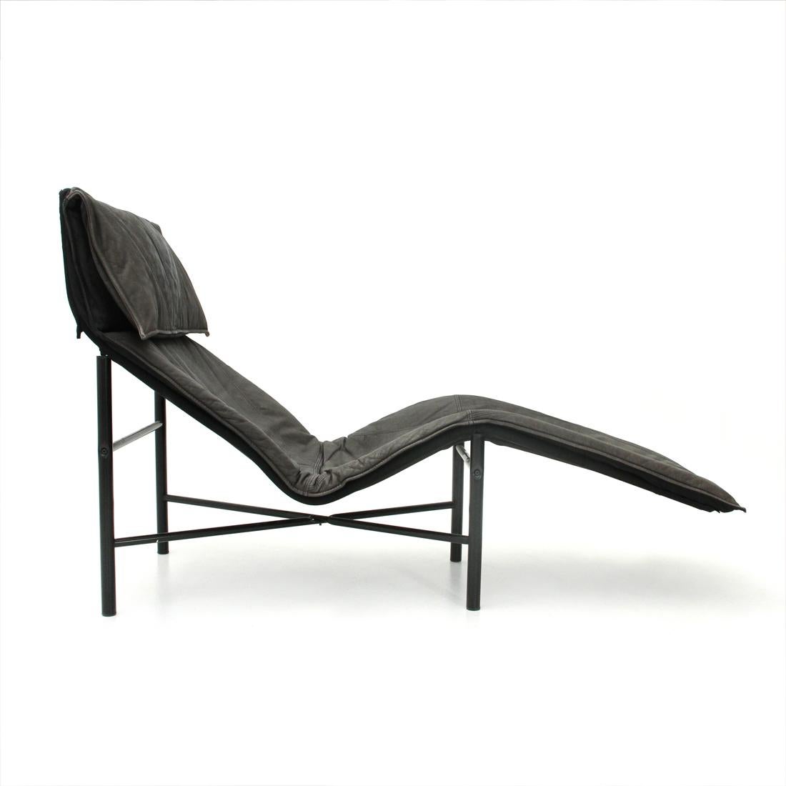 Chaise longue produced in the 1980s by Ikea, designed by Tord Björklund.
Structure made of tubular black painted metal.
Seat padded and lined in black leather, and fabric.
Good general conditions, some signs due to normal use over time. Two small