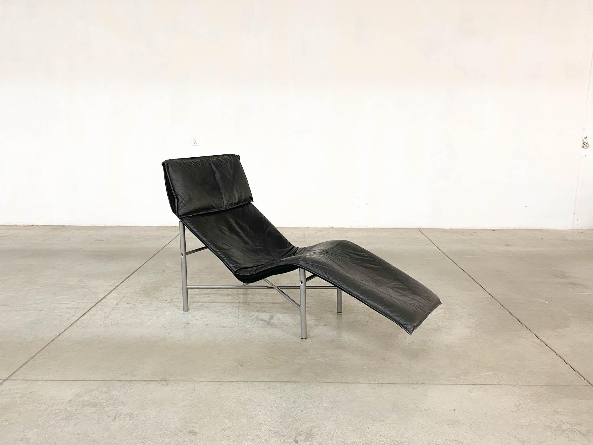 The Skye Lounge Chair, a creation of Tord Bjorklund for Ikea, epitomizes vintage Scandinavian design from the 1970s. Crafted in Sweden, it boasts a harmonious blend of black leather and metal, exuding sophistication. Lightly used, with light