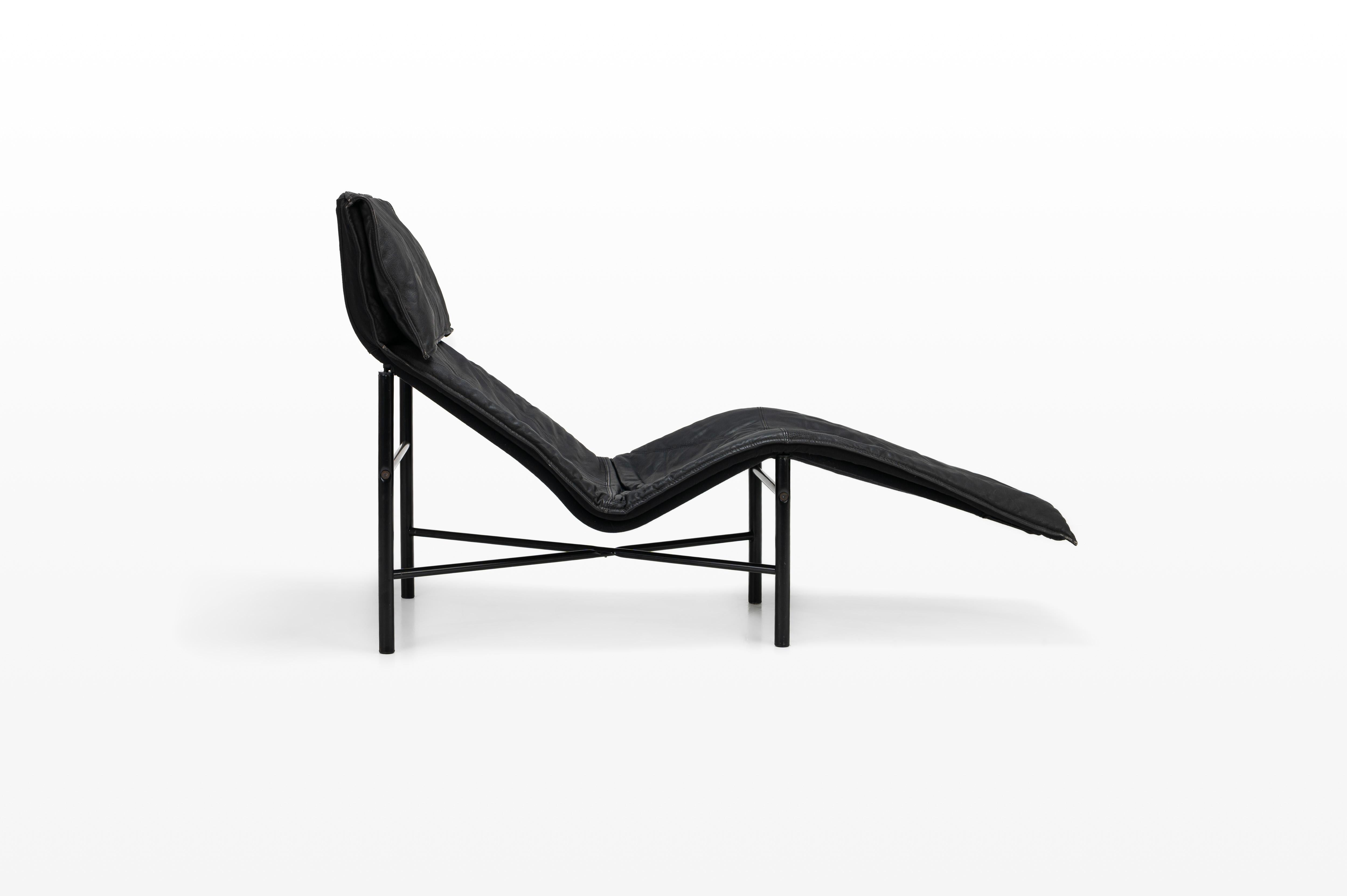 Super comfortable 'Skye' lounge chair by Tord Bjorklund for IKEA, 1980s. This lounge chair has a black steel base and a dark grey/ black leather seat. The lounge chair is in very good and original condition.

Dimensions:
W: 70 cm
D: 155 cm
H: 95 cm
