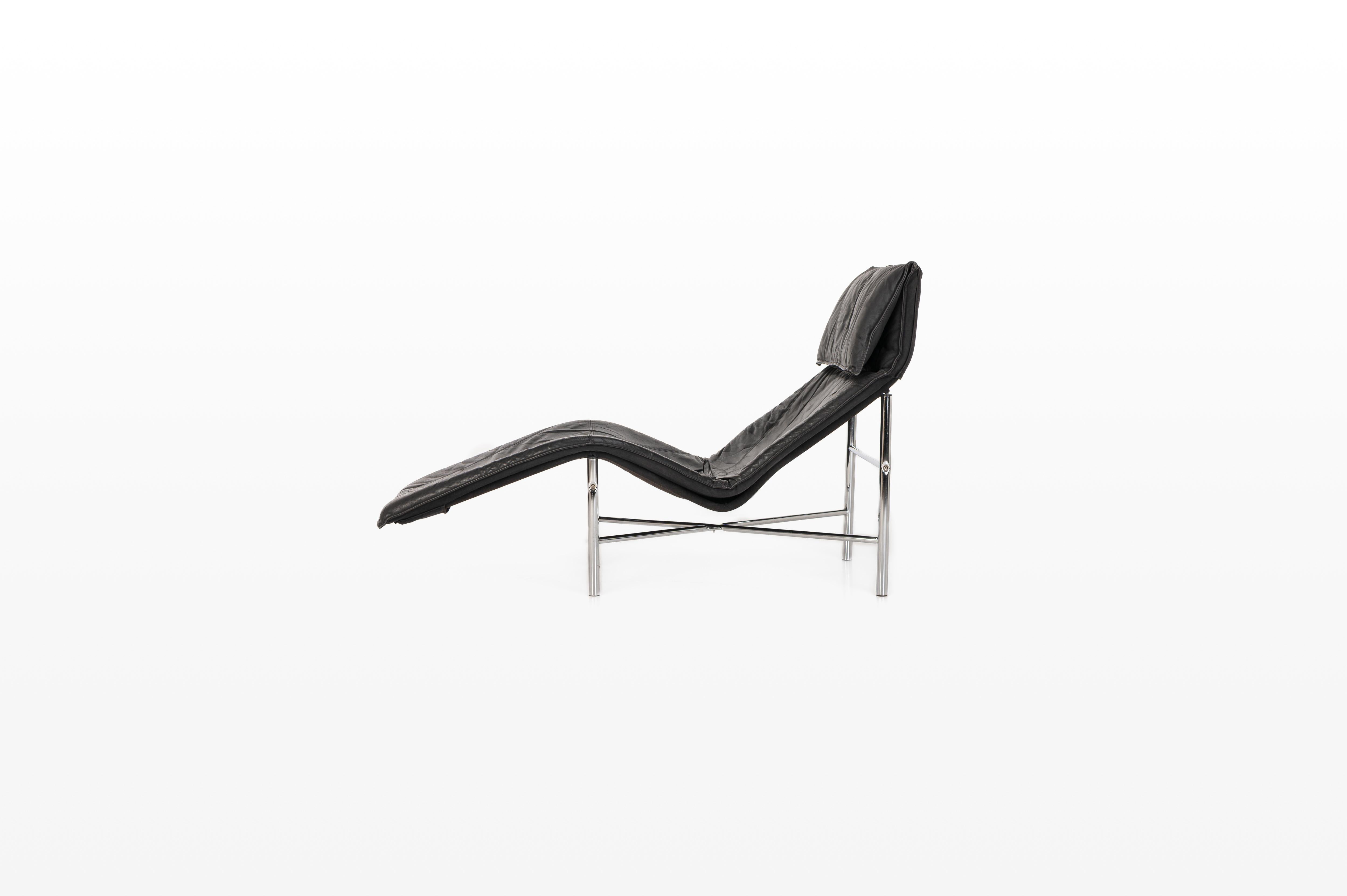 Super comfortable 'Skye' lounge chair by Tord Bjorklund for IKEA, 1980s. This lounge chair has a chrome base and a dark grey leather seat. The lounge chair is in very good and original condition. Also available in brown leather.

Dimensions:
W: 70