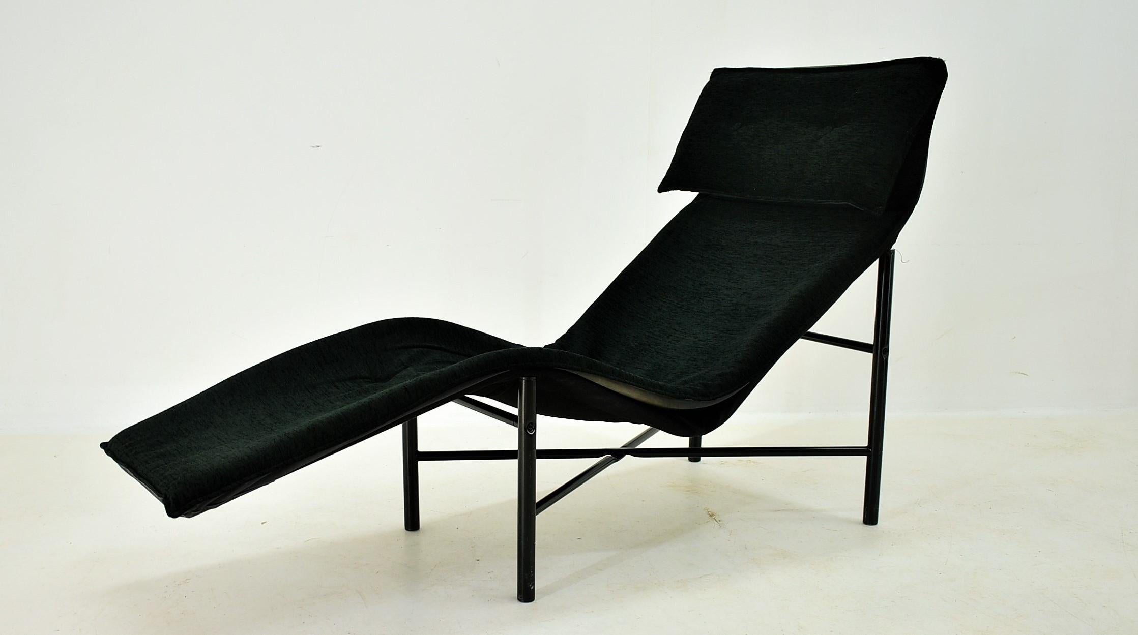 This vintage chaise lounge by Tord Bjorklund, 1970 Sweden, combines comfort and timeless design.
The upholstery of the chaise lounge was covered with black fabric and shows a good.
Also the base was made of grey lacquered tube steel and is very