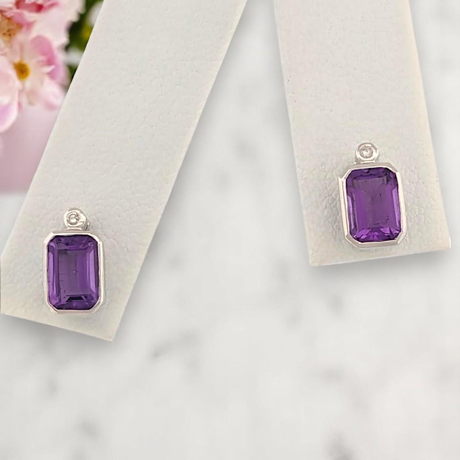 Embrassez l'élégance moderne avec les Skye Post Eleg, où la géométrie audacieuse rencontre la brillance délicate. Réalisées en or blanc 10K lumineux, ces boucles d'oreilles postales mettent en valeur une améthyste naturelle de 0,52 carat de poids