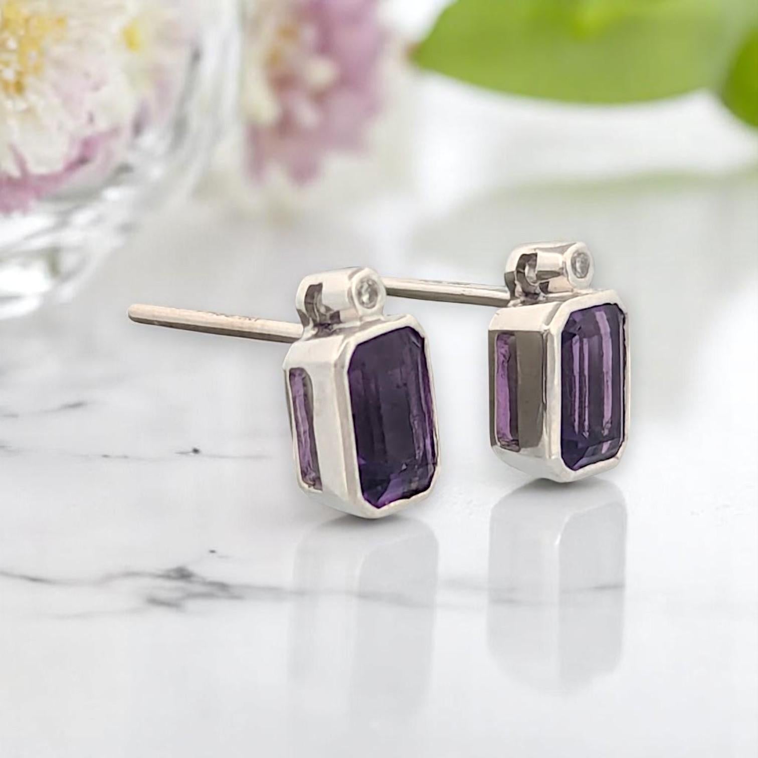 Taille émeraude Boucles d'oreilles Skye  Or blanc 10 carats avec améthyste taille émeraude 0,52 carat et diamants en vente